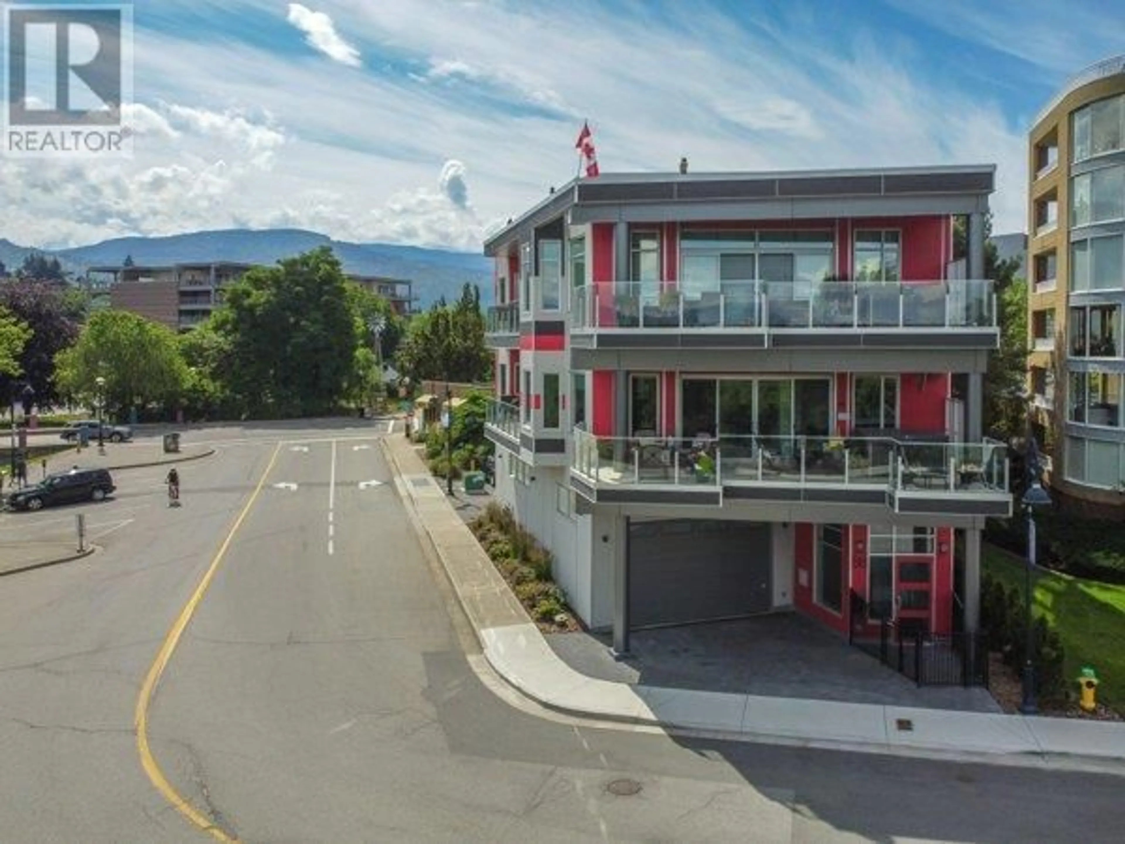 A pic from outside/outdoor area/front of a property/back of a property/a pic from drone, water/lake/river/ocean view for 301 - 88 LAKESHORE DRIVE, Penticton British Columbia V2A1B5