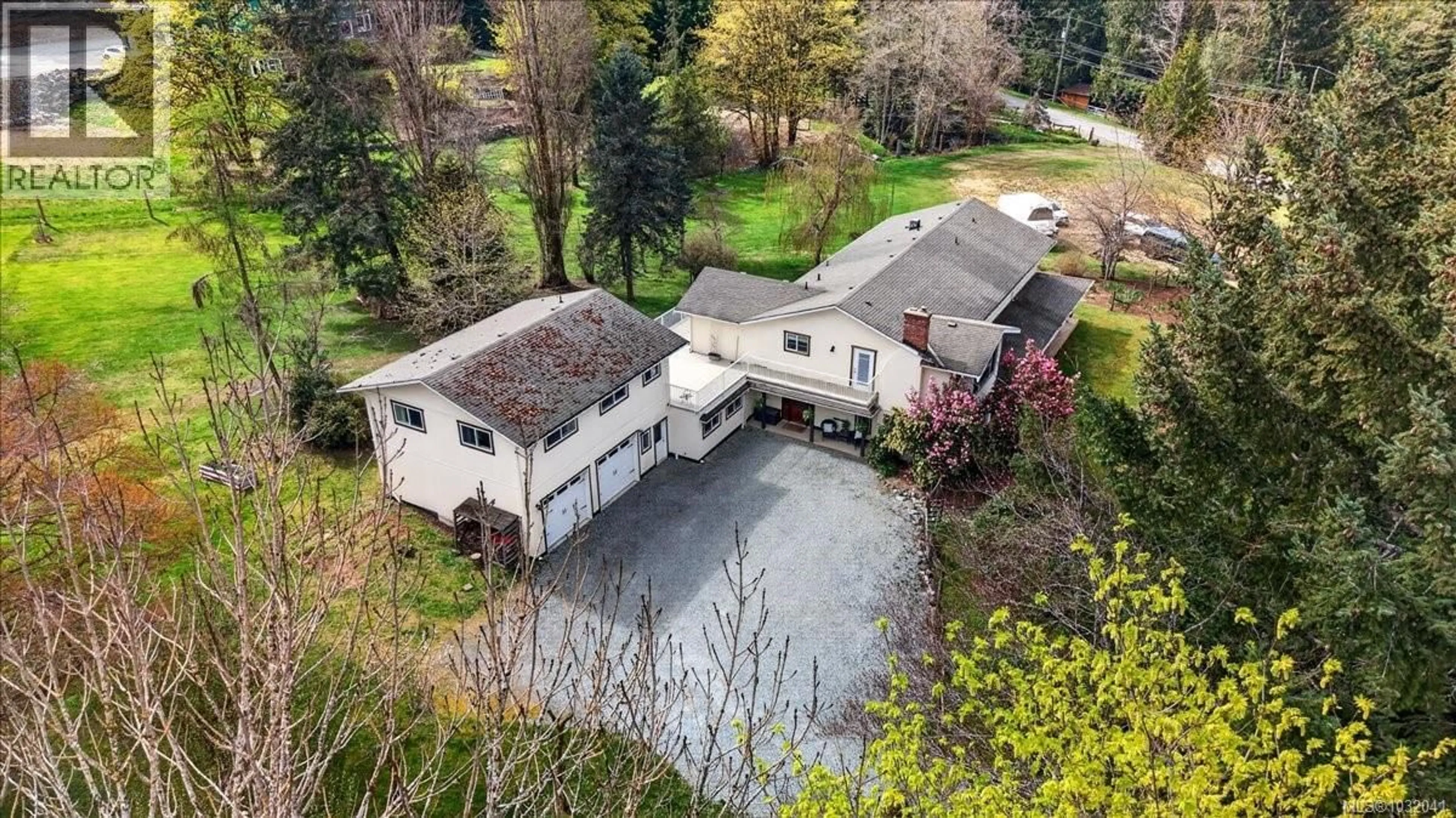 A pic from outside/outdoor area/front of a property/back of a property/a pic from drone, street for 1035 BRIARWOOD CRESCENT, Mill Bay British Columbia V8H1A5