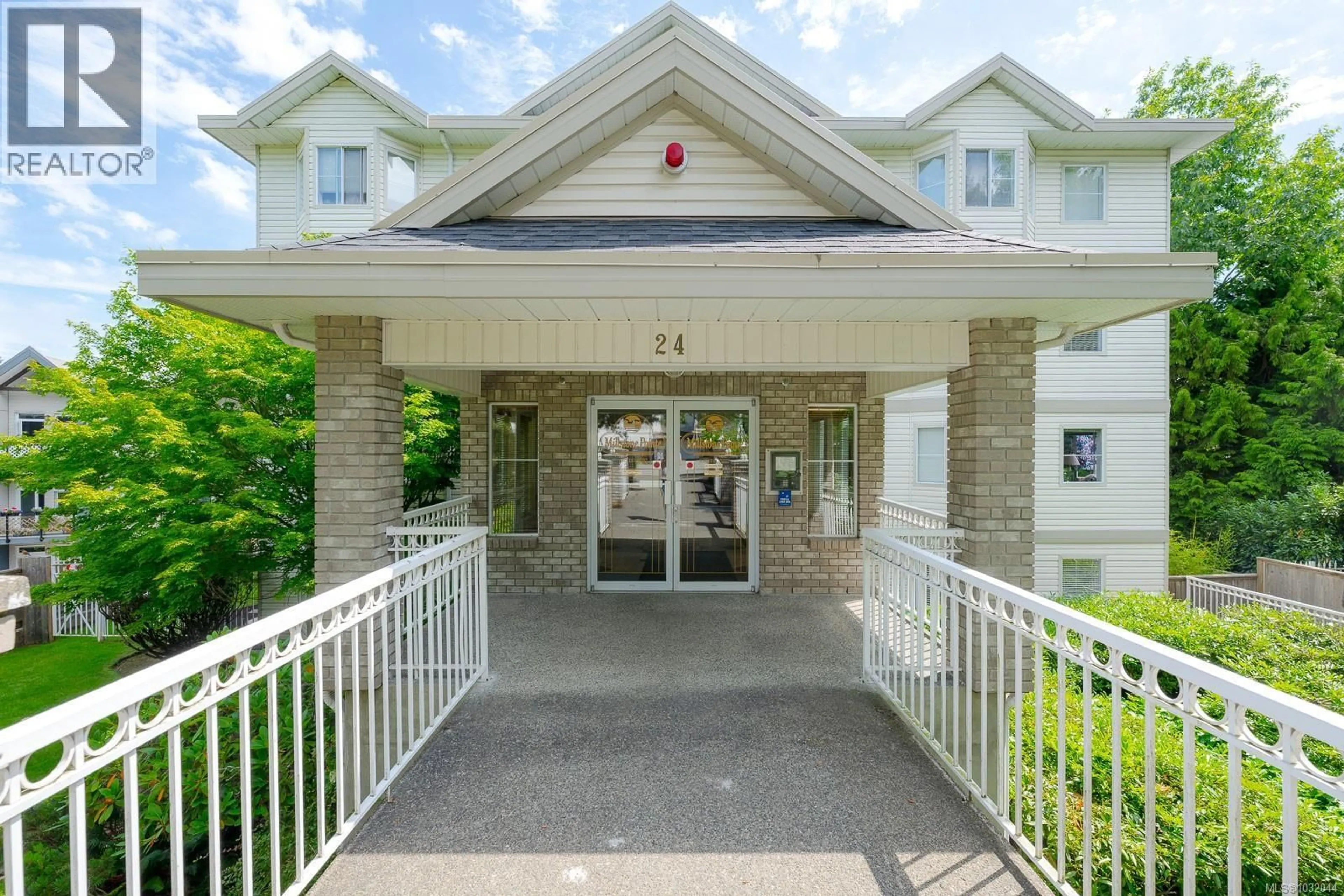 Indoor foyer for 301 - 24 PRIDEAUX STREET, Nanaimo British Columbia V9R2M4