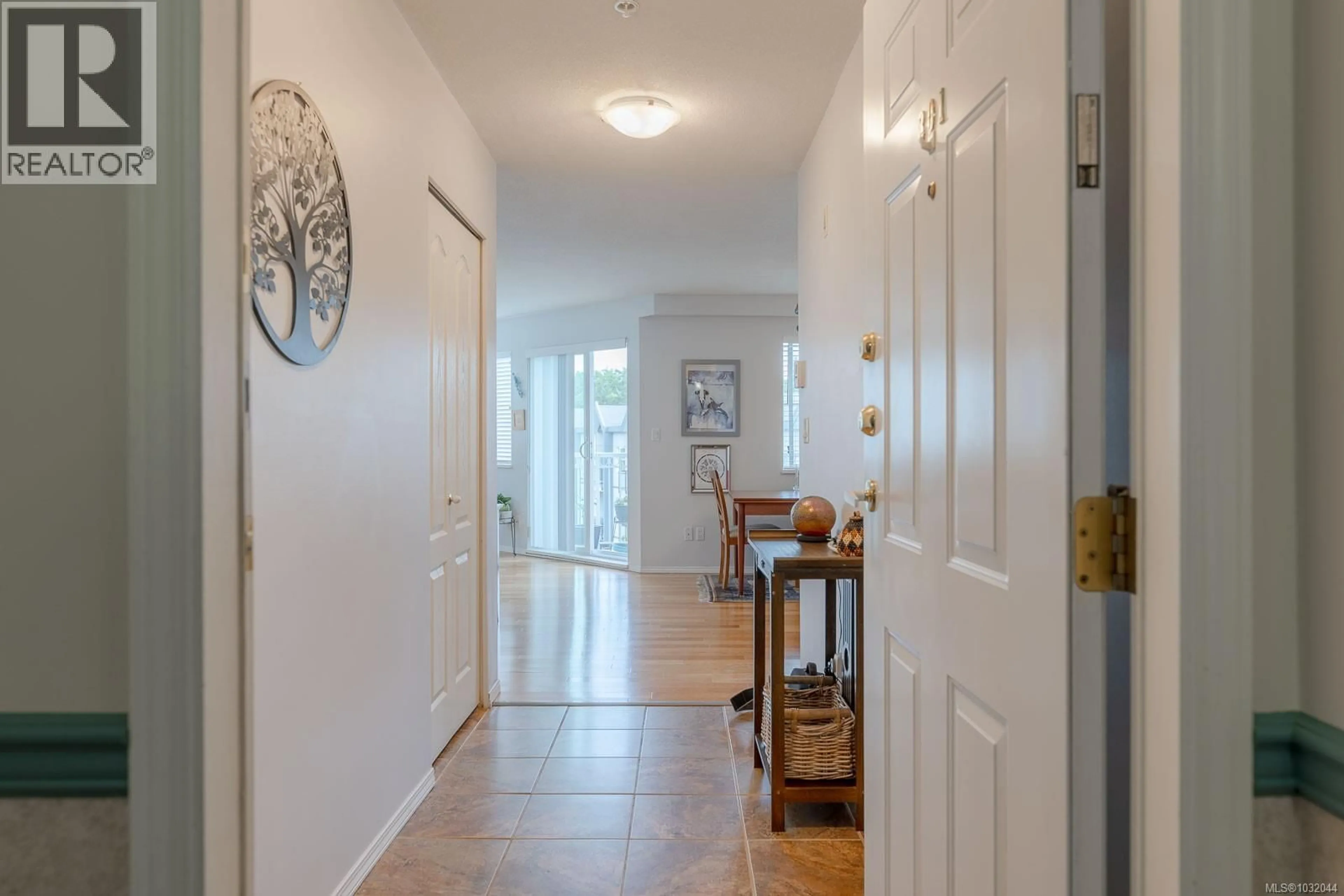 Indoor entryway for 301 - 24 PRIDEAUX STREET, Nanaimo British Columbia V9R2M4