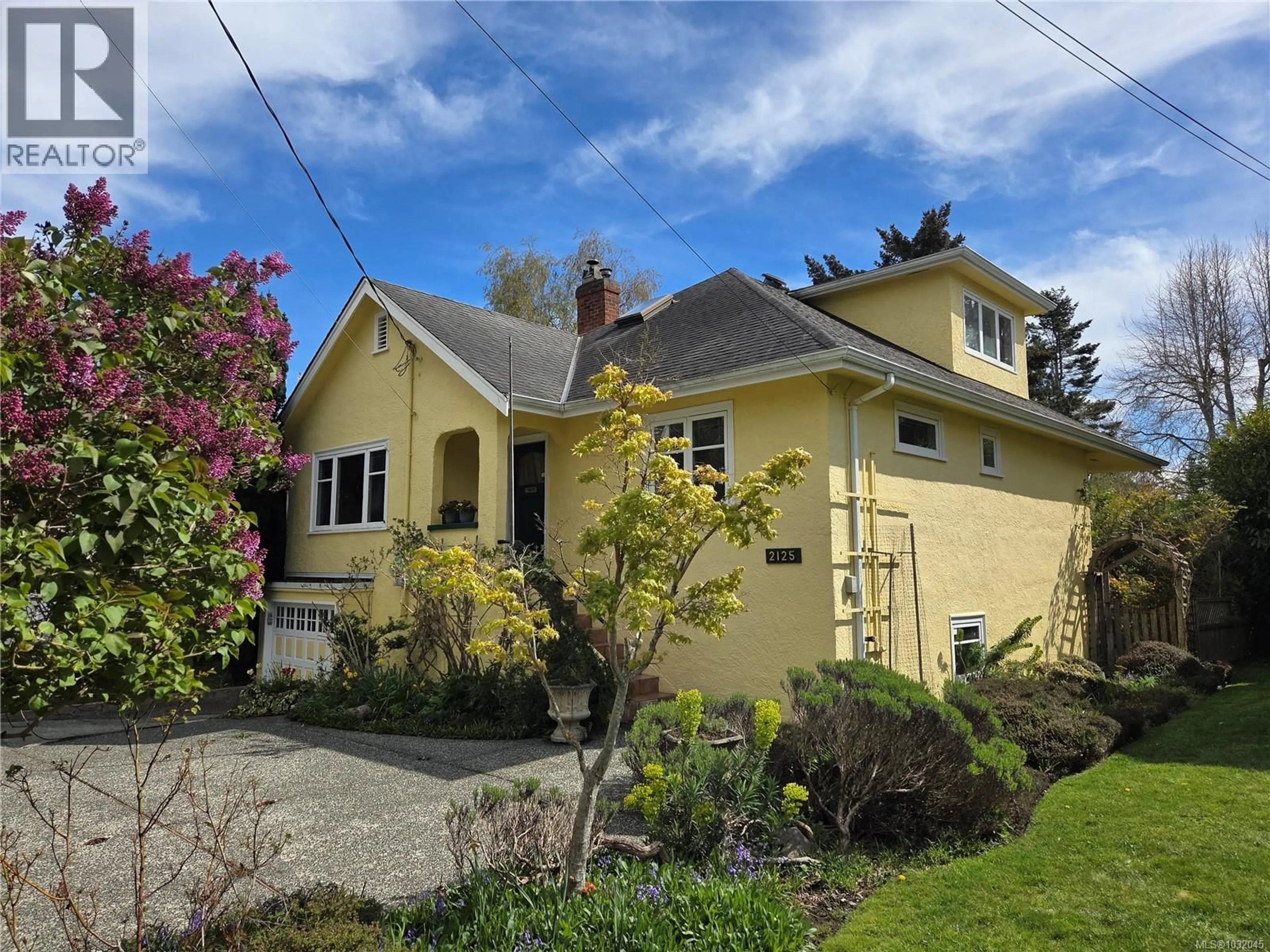 A pic from outside/outdoor area/front of a property/back of a property/a pic from drone, street for 2125 HALL ROAD, Oak Bay British Columbia V8S2P4
