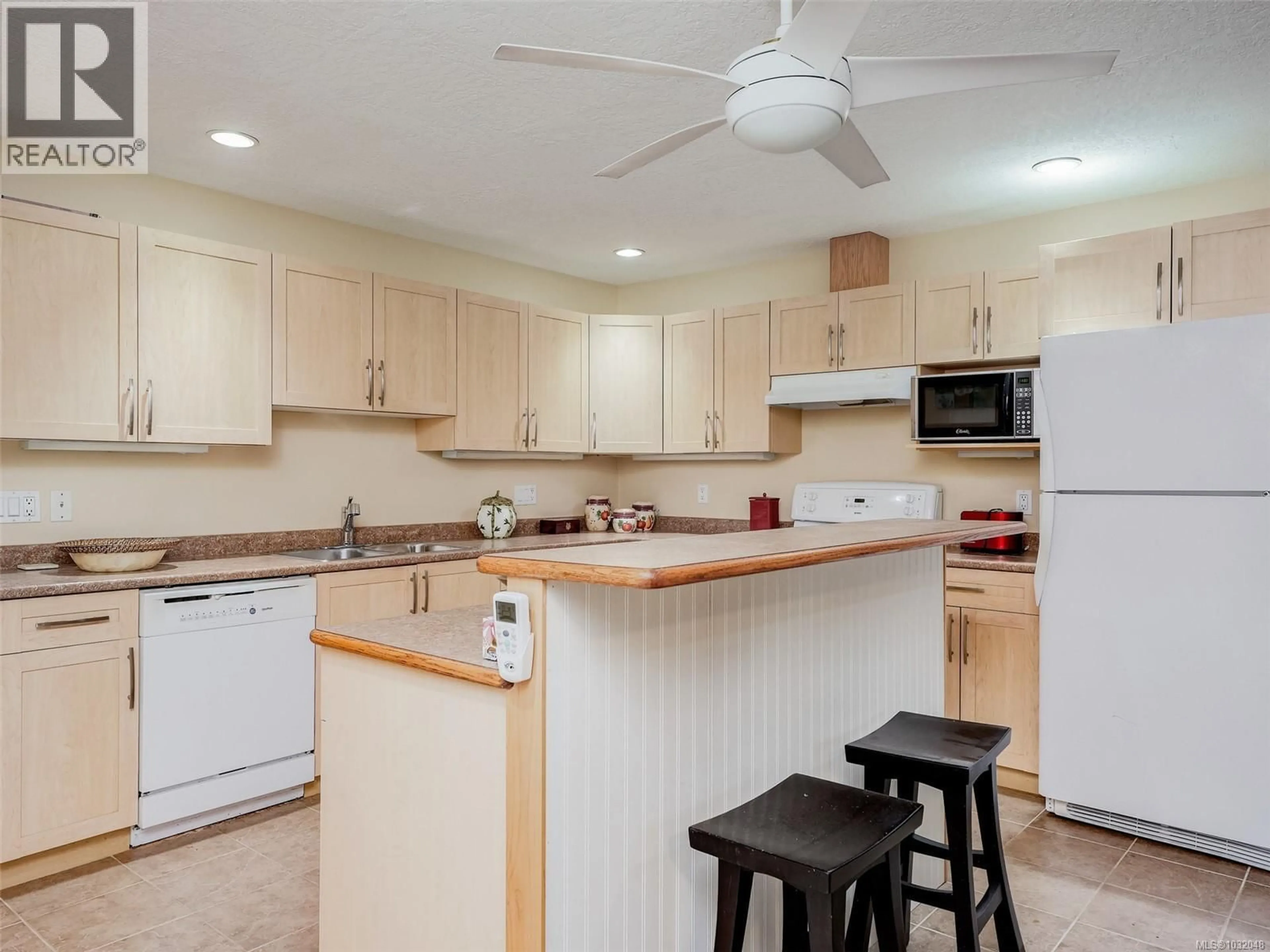 Standard kitchen, unknown for 9907 GALARAN ROAD, Sidney British Columbia V8L4G5