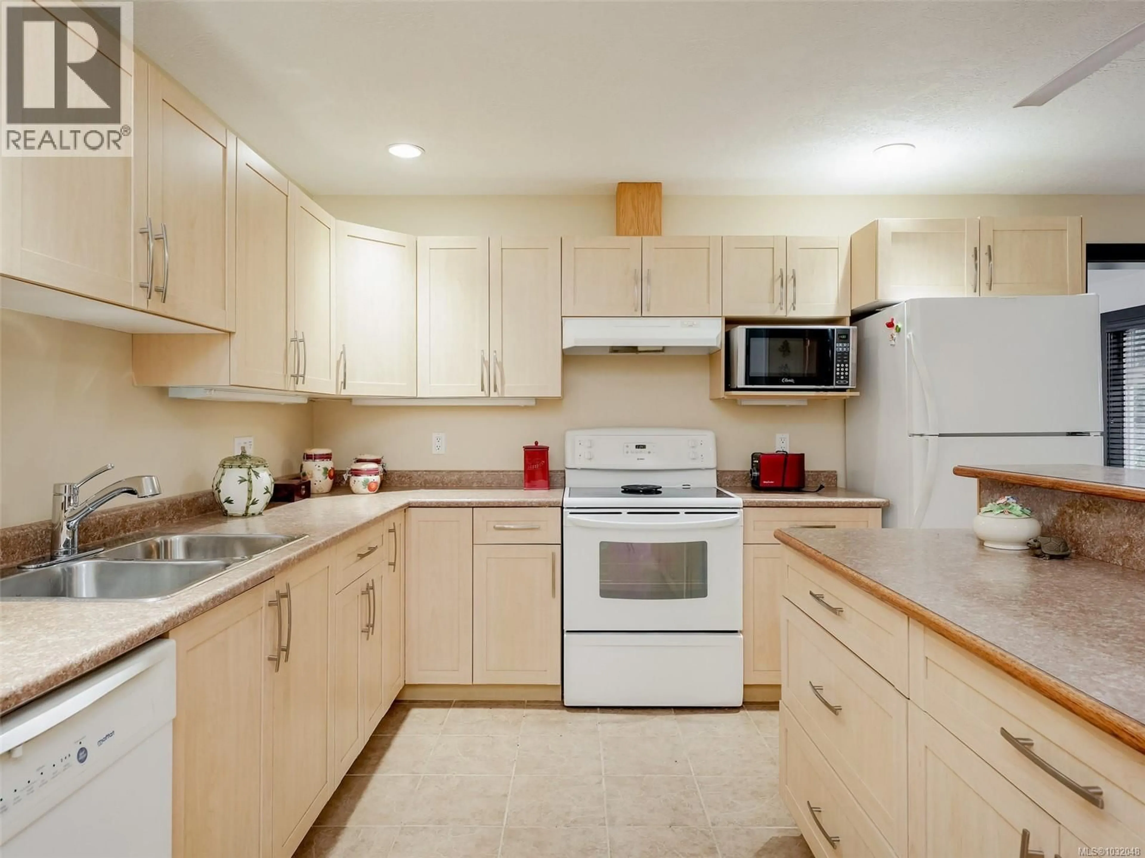 Standard kitchen, unknown for 9907 GALARAN ROAD, Sidney British Columbia V8L4G5