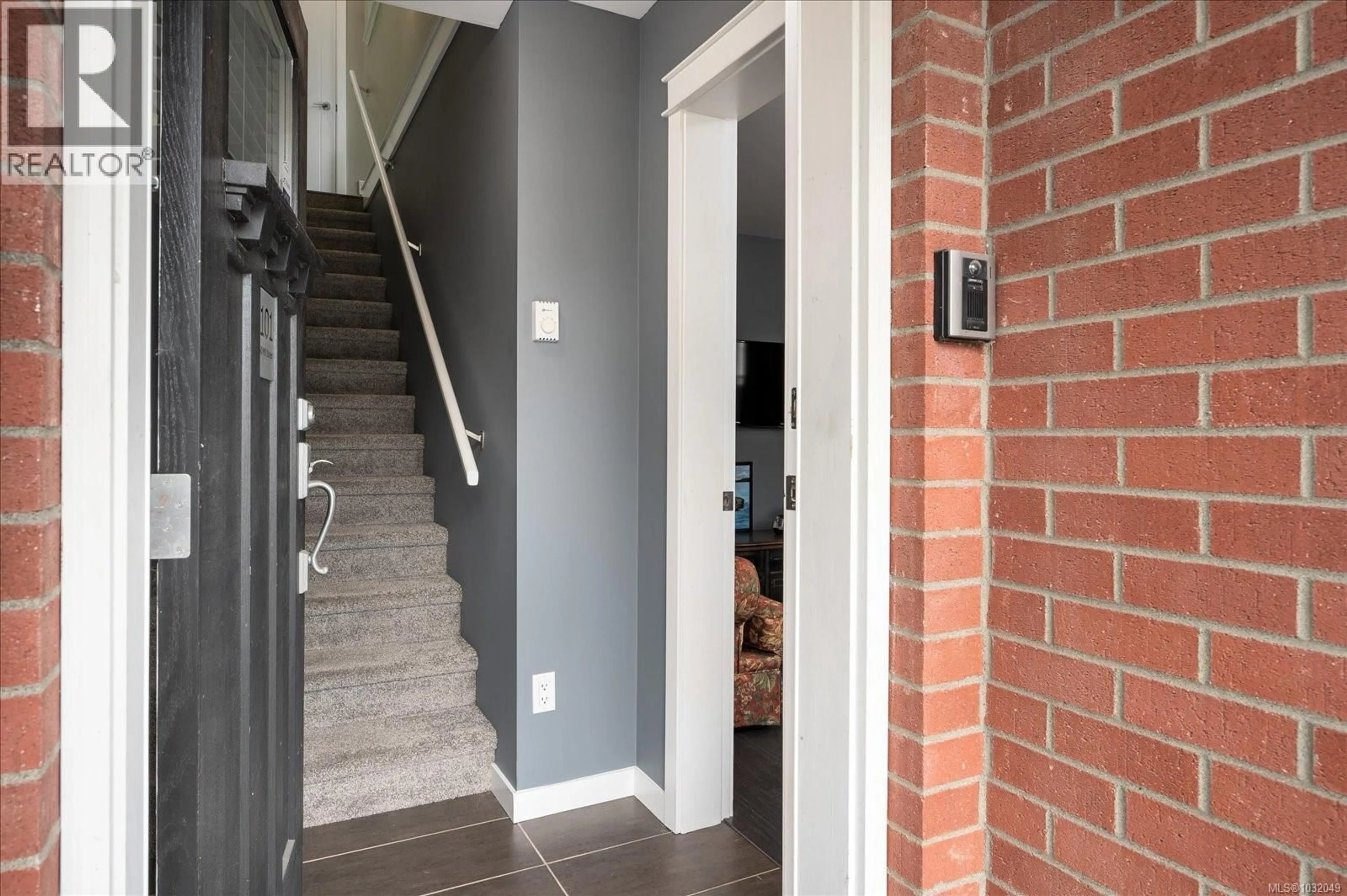 Indoor entryway for 101 - 50 MILL STREET, Nanaimo British Columbia V9R5A6