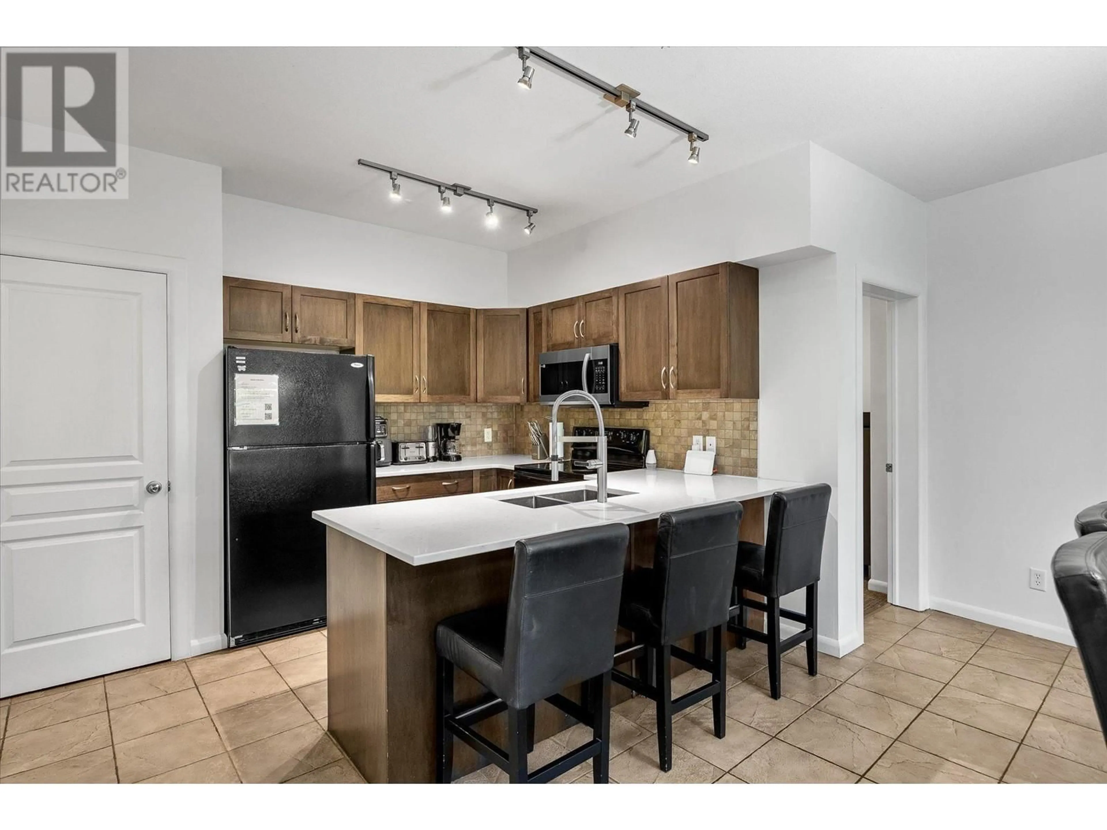 Standard kitchen, wood floors for 654 Cook Road Unit# 418, Kelowna British Columbia V1W3G7