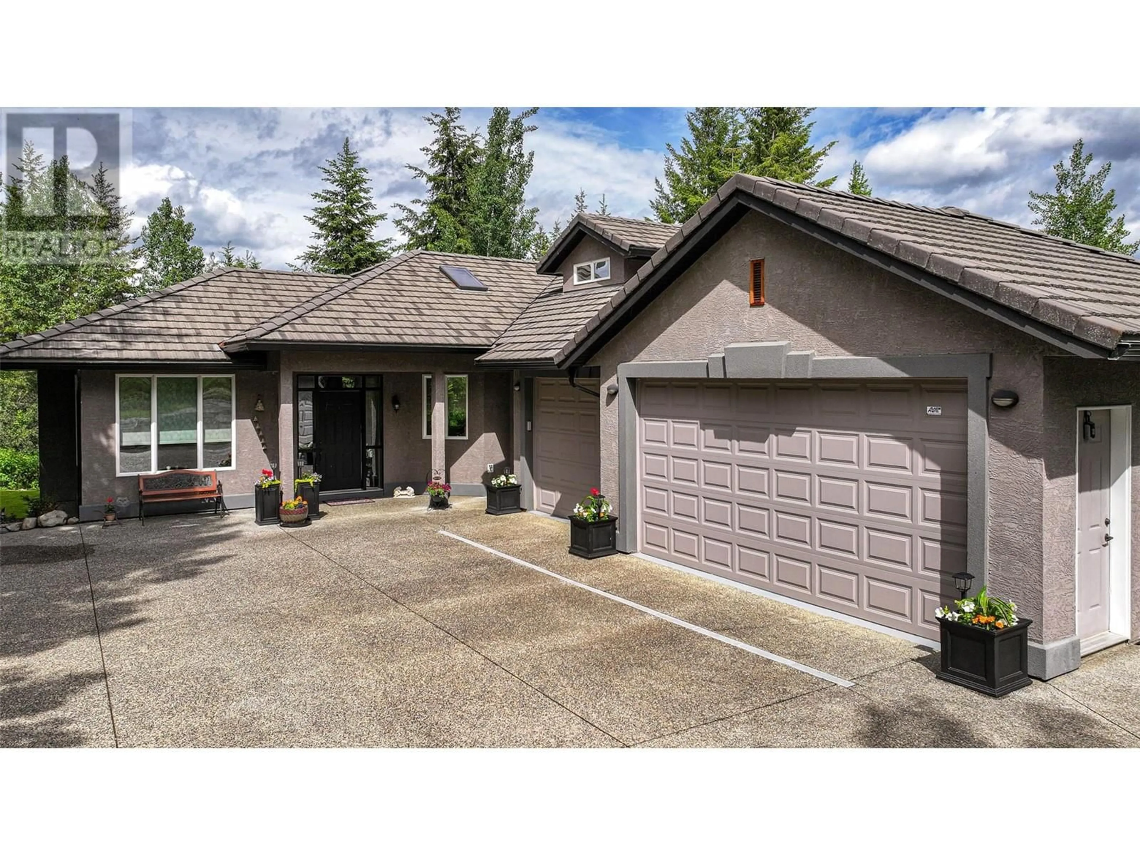 Frontside or backside of a home for 3015 Coachwood Crescent, Coldstream British Columbia V1B3Y4