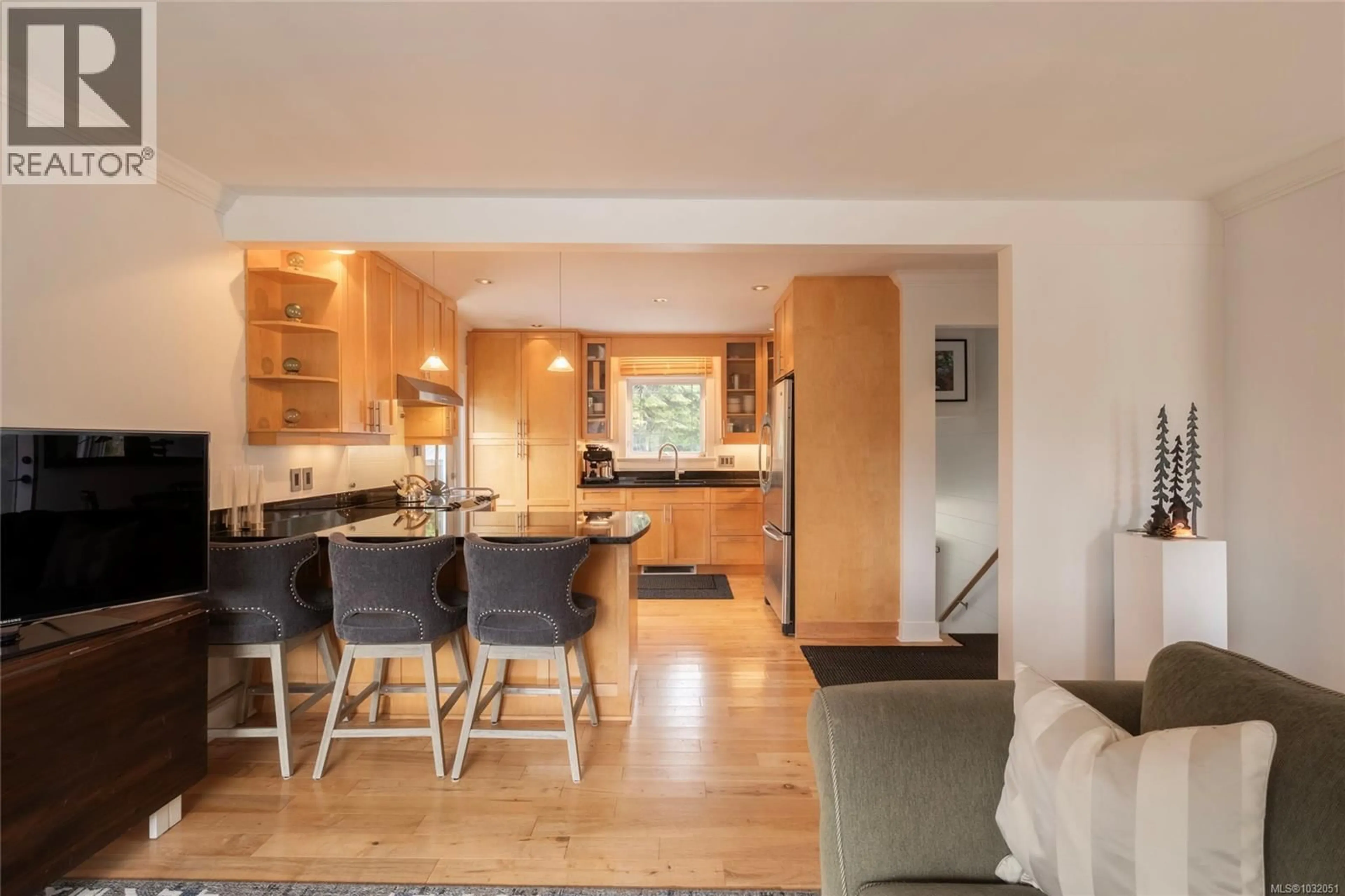 Open concept kitchen, wood/laminate floor for 870 PENDENE PLACE, Saanich British Columbia V8X3A1