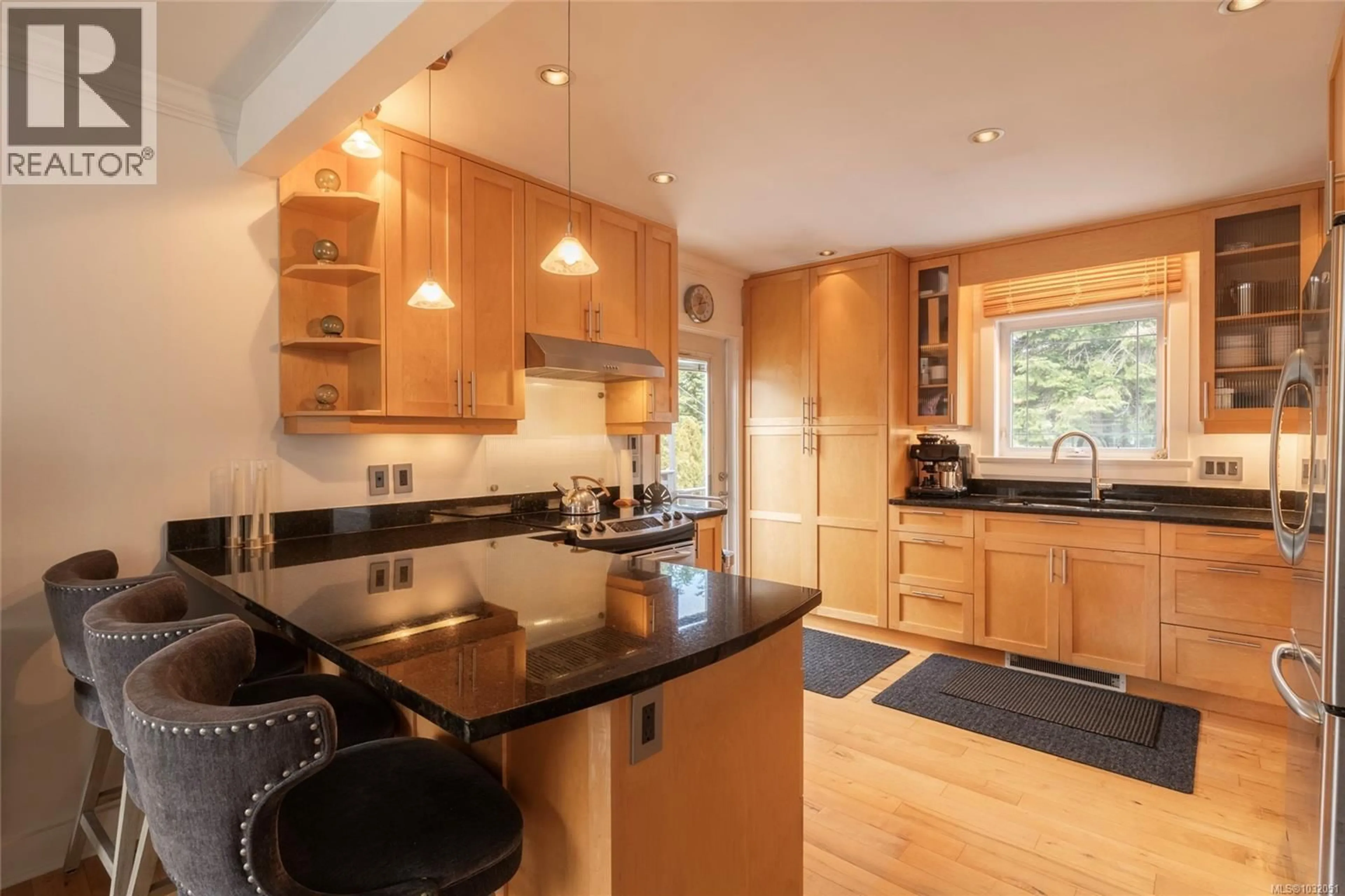 Unknown for 870 PENDENE PLACE, Saanich British Columbia V8X3A1