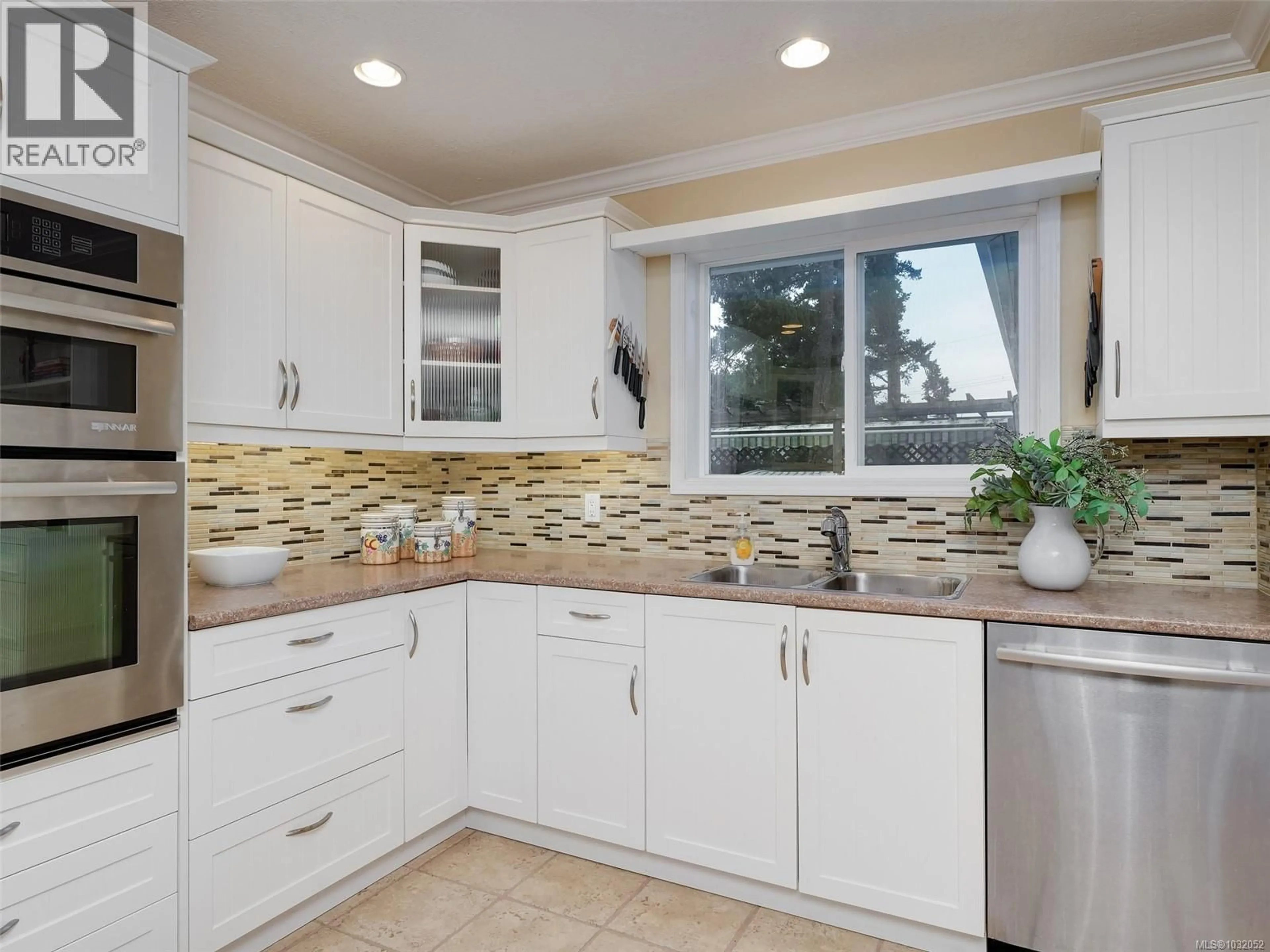 Unknown for 2087 JAMES WHITE BOULEVARD, Sidney British Columbia V8L4G5