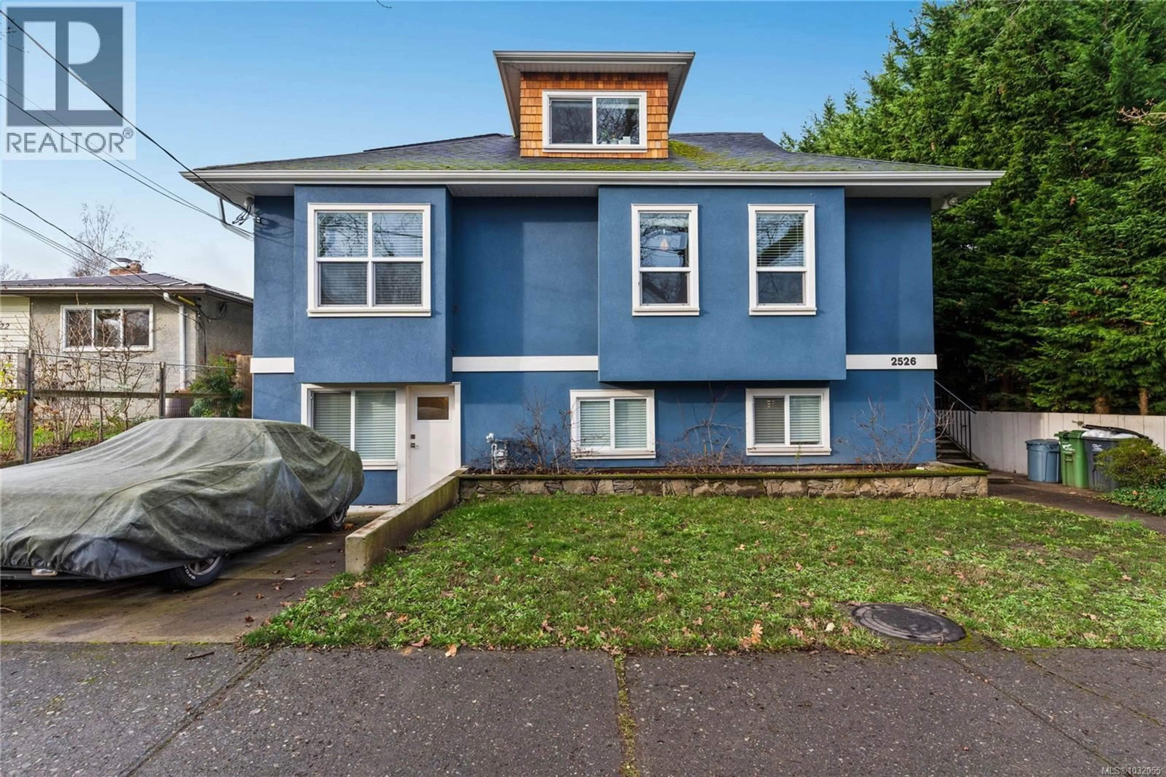 Home with vinyl exterior material, street for 2526 SCOTT STREET, Victoria British Columbia V8T1Z6