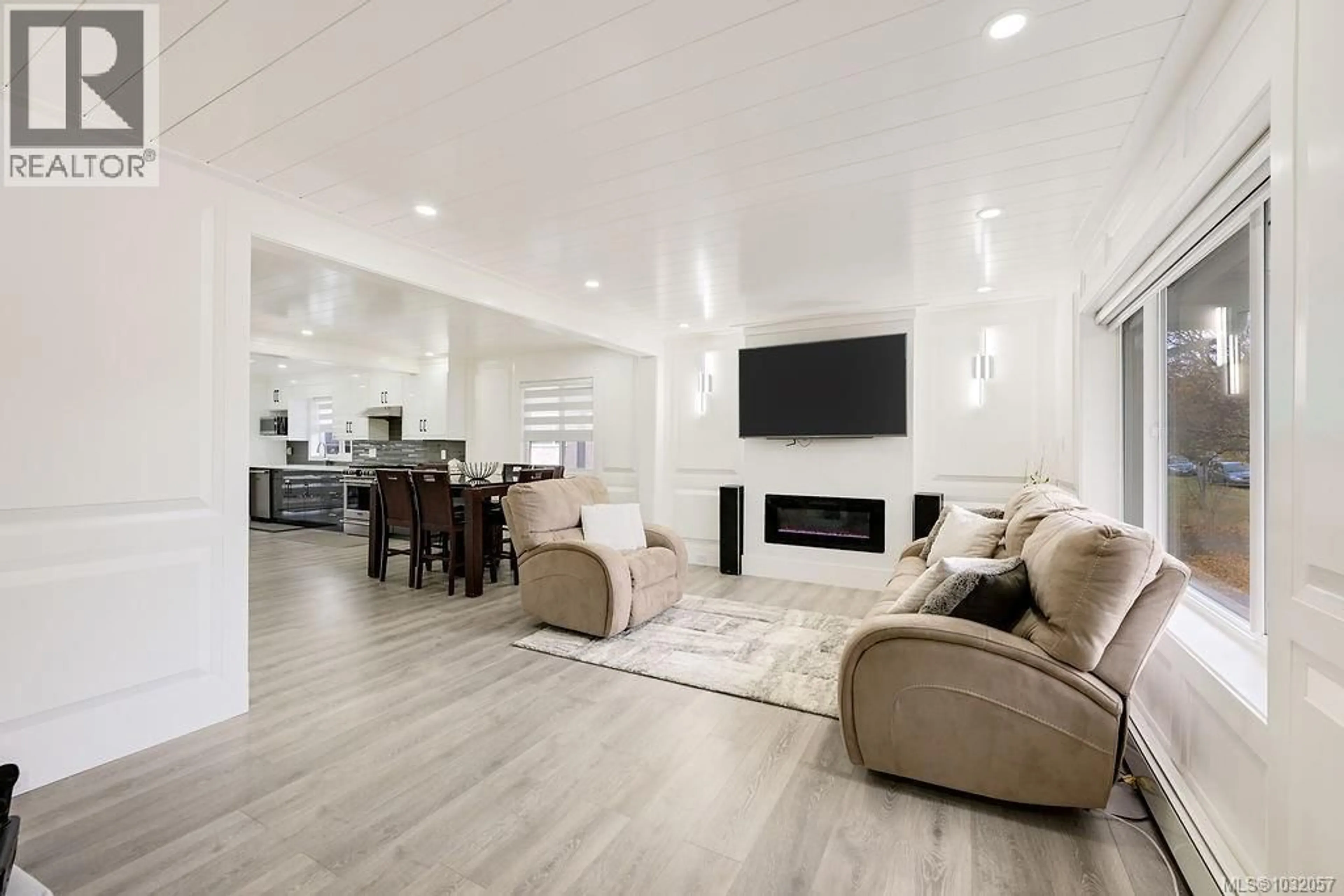 Living room with furniture, unknown for 2710 VICTOR STREET, Victoria British Columbia V8R4E4