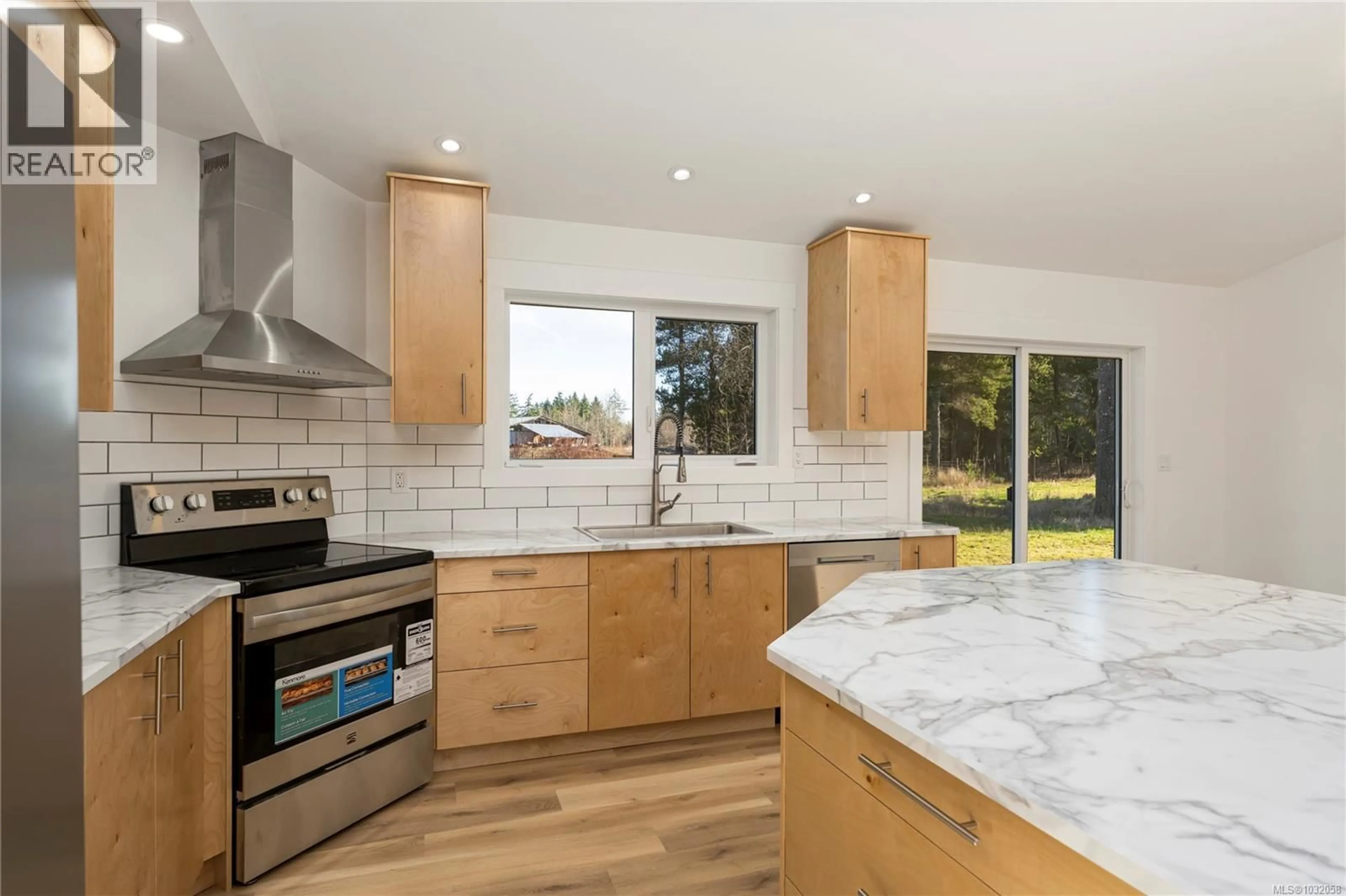 Open concept kitchen, ceramic/tile floor for 3365 PONDEROSA WAY, Qualicum Beach British Columbia V9K2J8