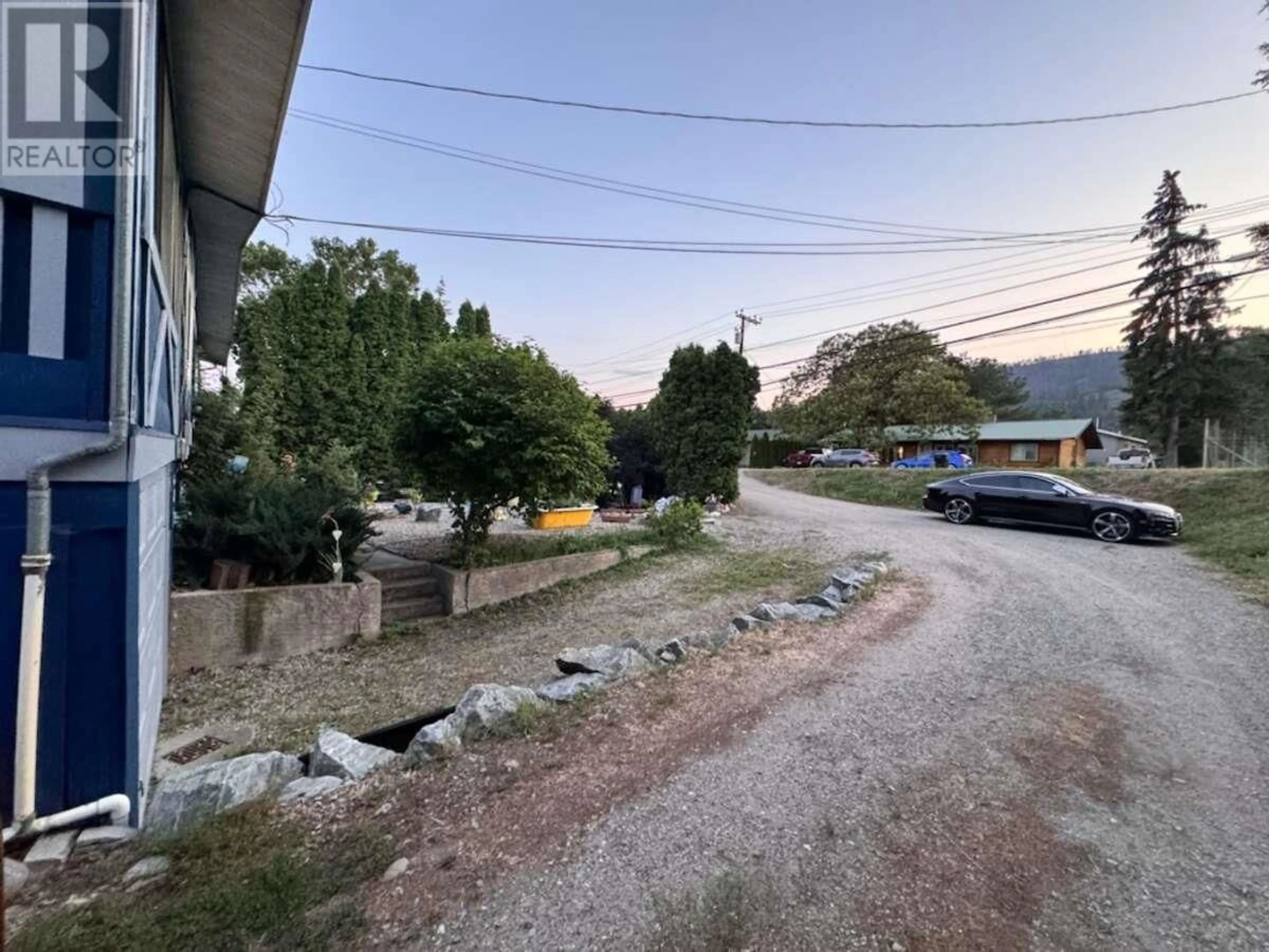 Parking for 189 Snowsell Street N, Kelowna British Columbia V1V2E3