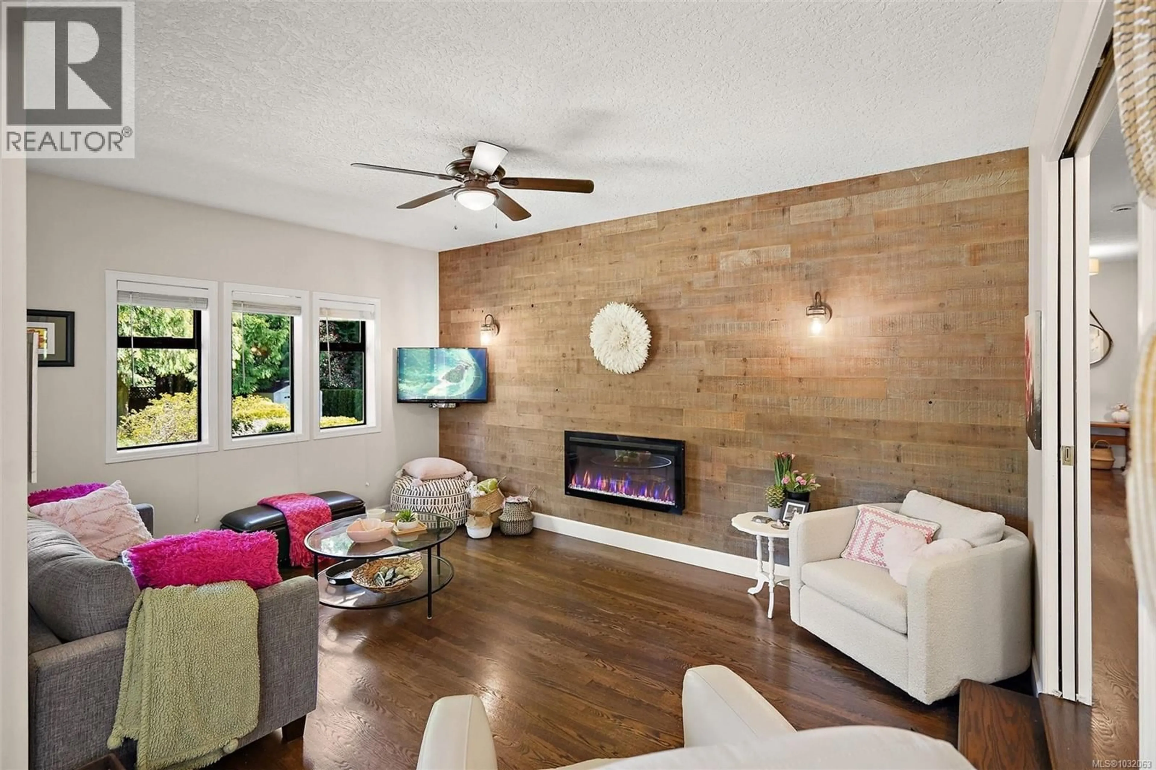 Living room with furniture, wood/laminate floor for 8636 SENTINEL PLACE, North Saanich British Columbia V8L4Z8