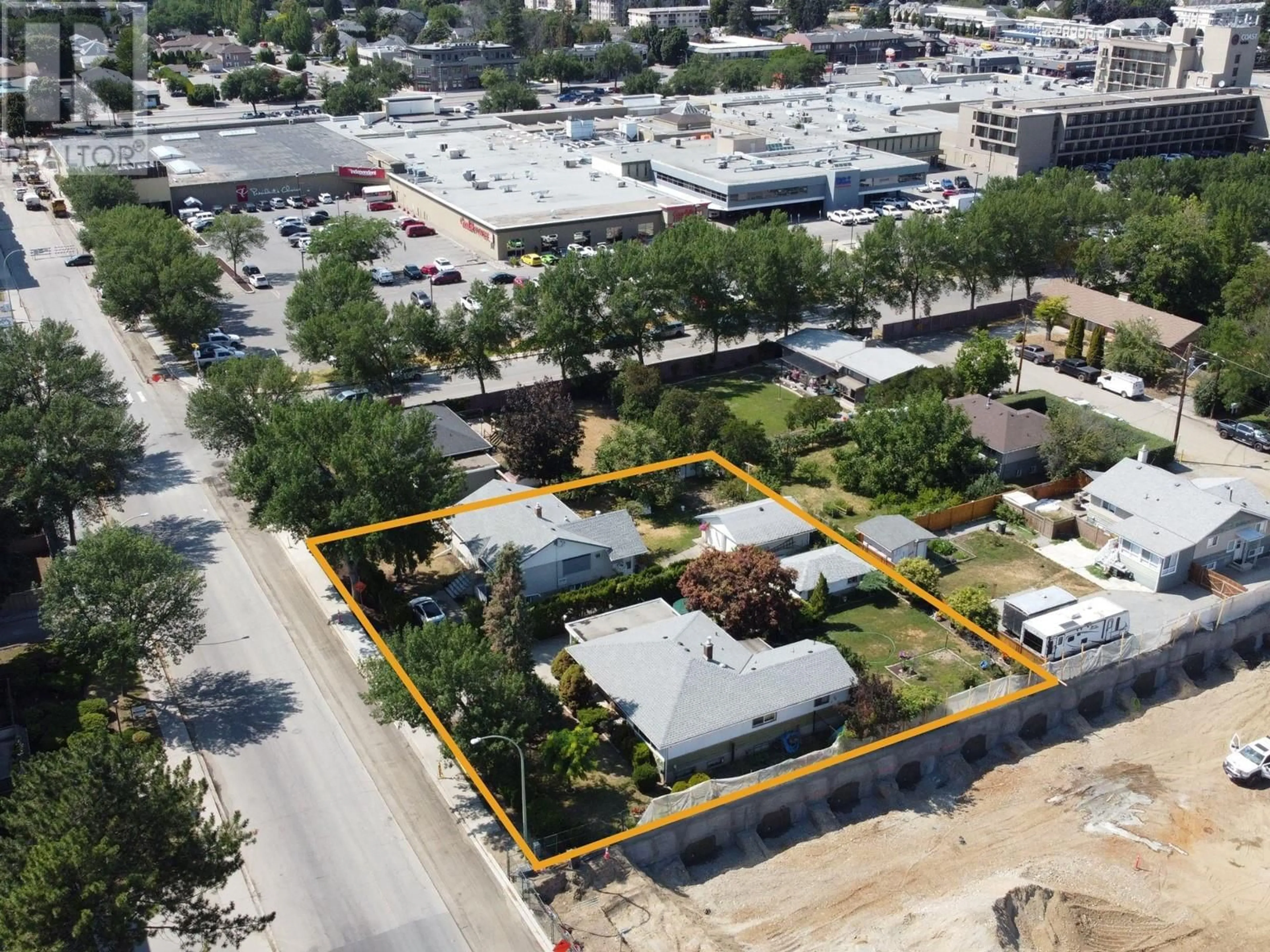 A pic from outside/outdoor area/front of a property/back of a property/a pic from drone, street for 1244 SUTHERLAND AVENUE, Kelowna British Columbia V1Y5Y3