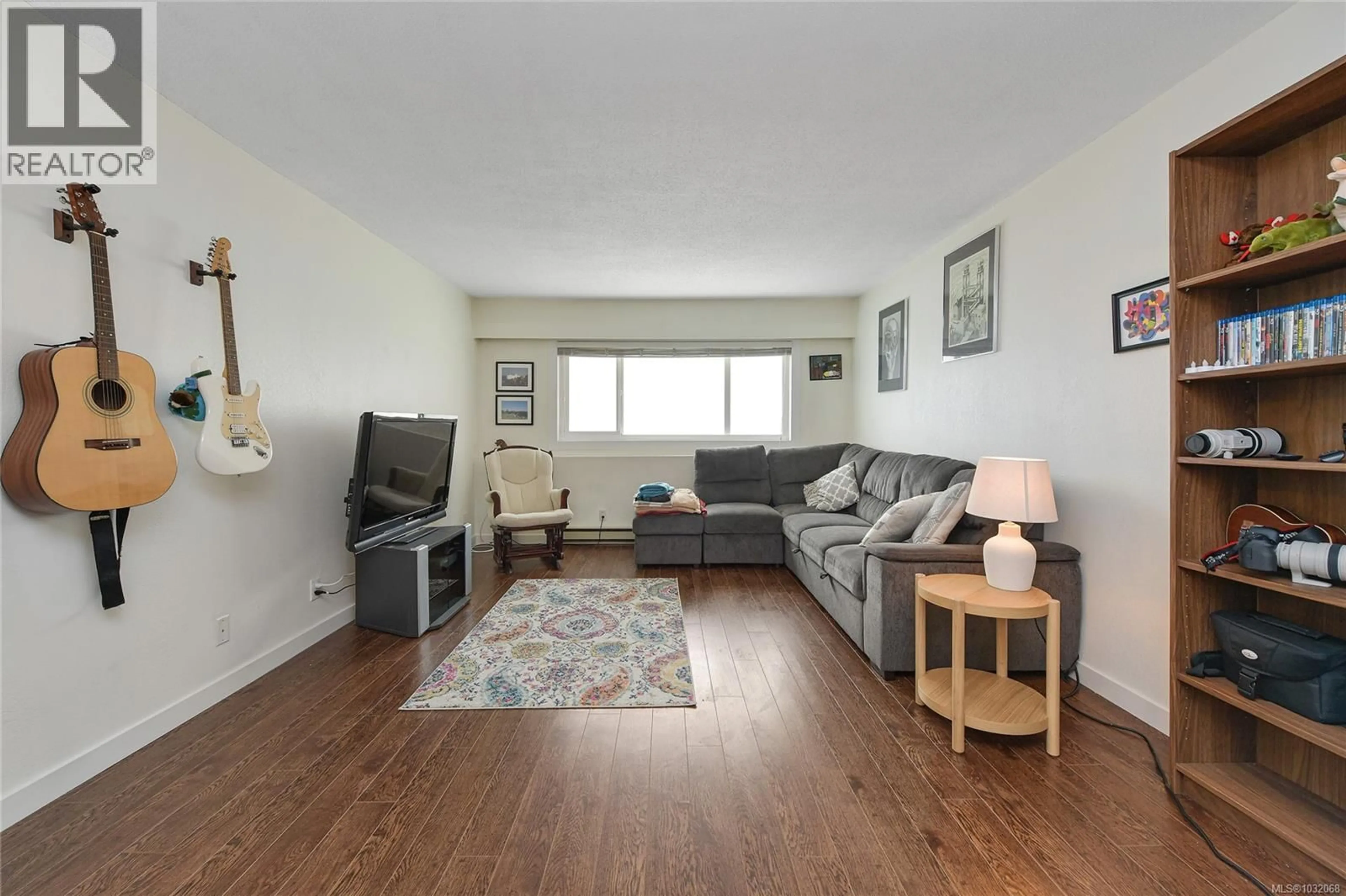 Living room with furniture, wood/laminate floor for 7 - 848 ESQUIMALT ROAD, Esquimalt British Columbia V9A6W9