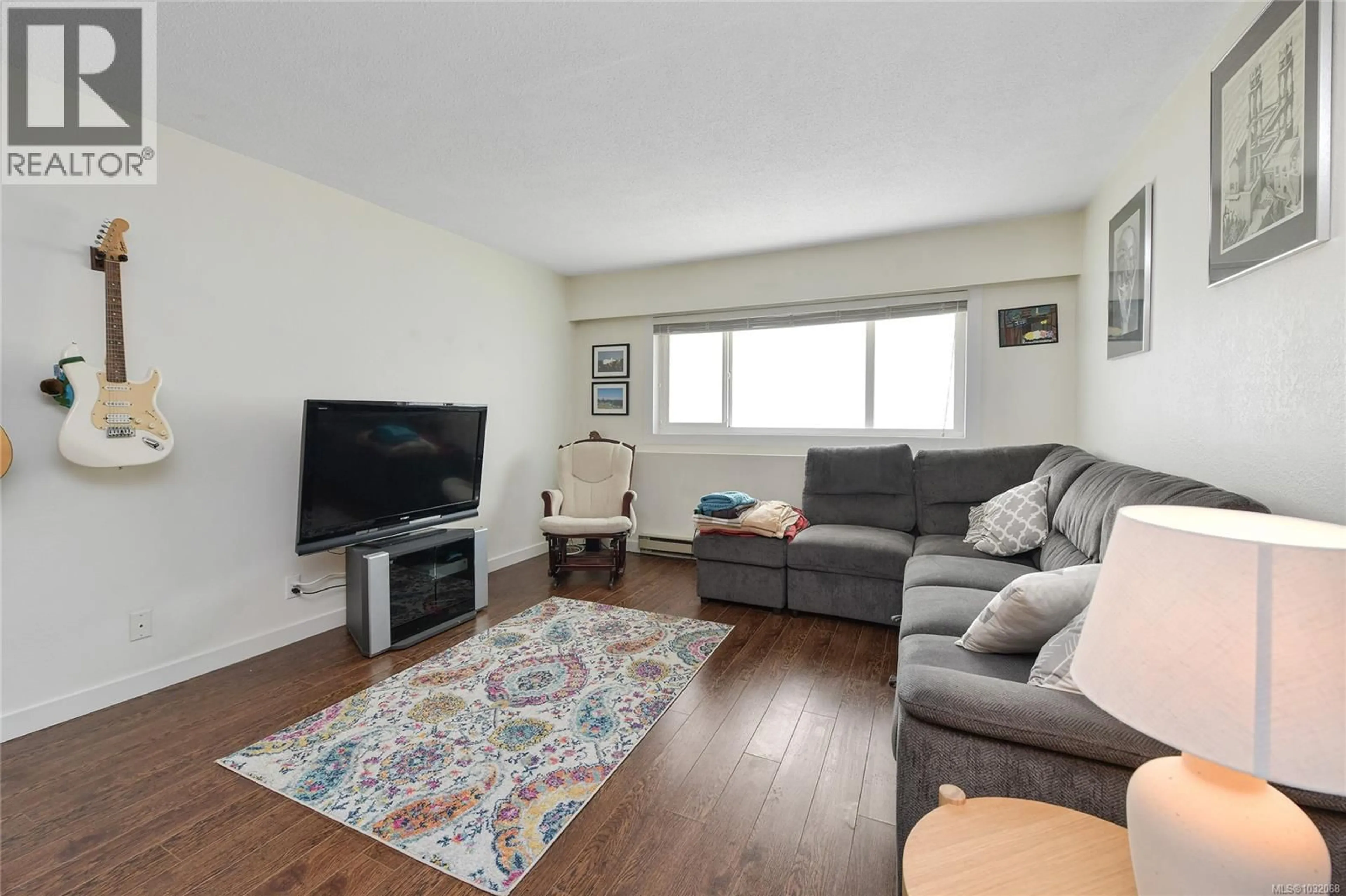 Living room with furniture, wood/laminate floor for 7 - 848 ESQUIMALT ROAD, Esquimalt British Columbia V9A6W9