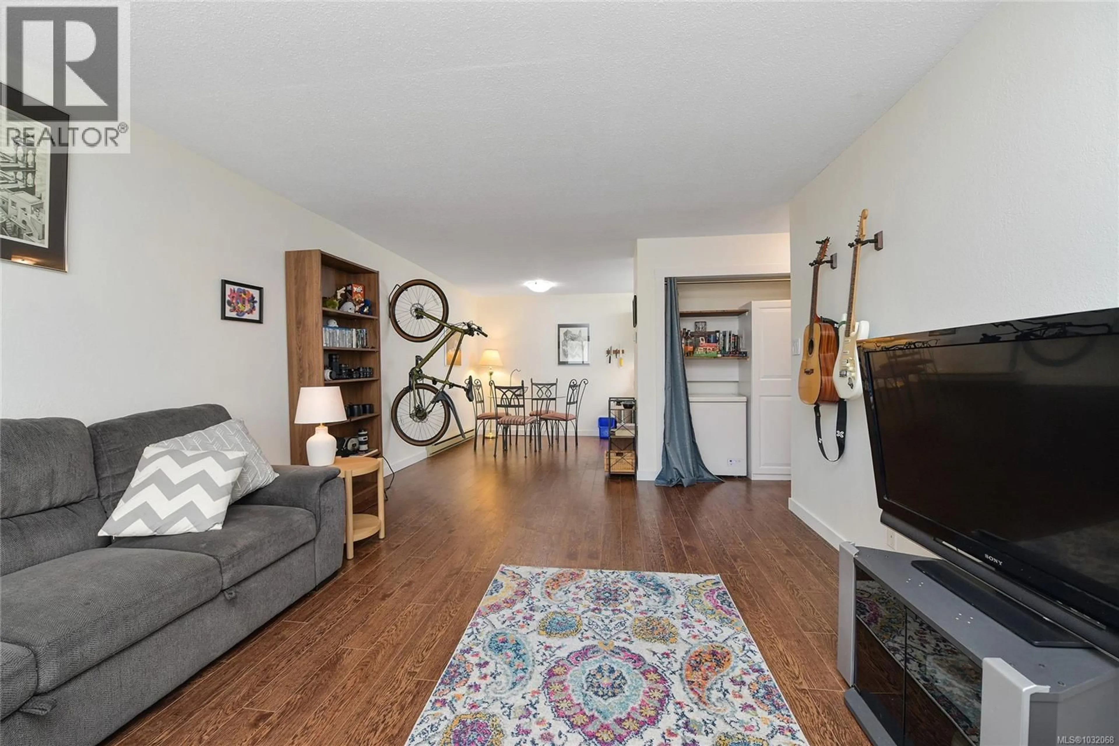 Living room with furniture, wood/laminate floor for 7 - 848 ESQUIMALT ROAD, Esquimalt British Columbia V9A6W9