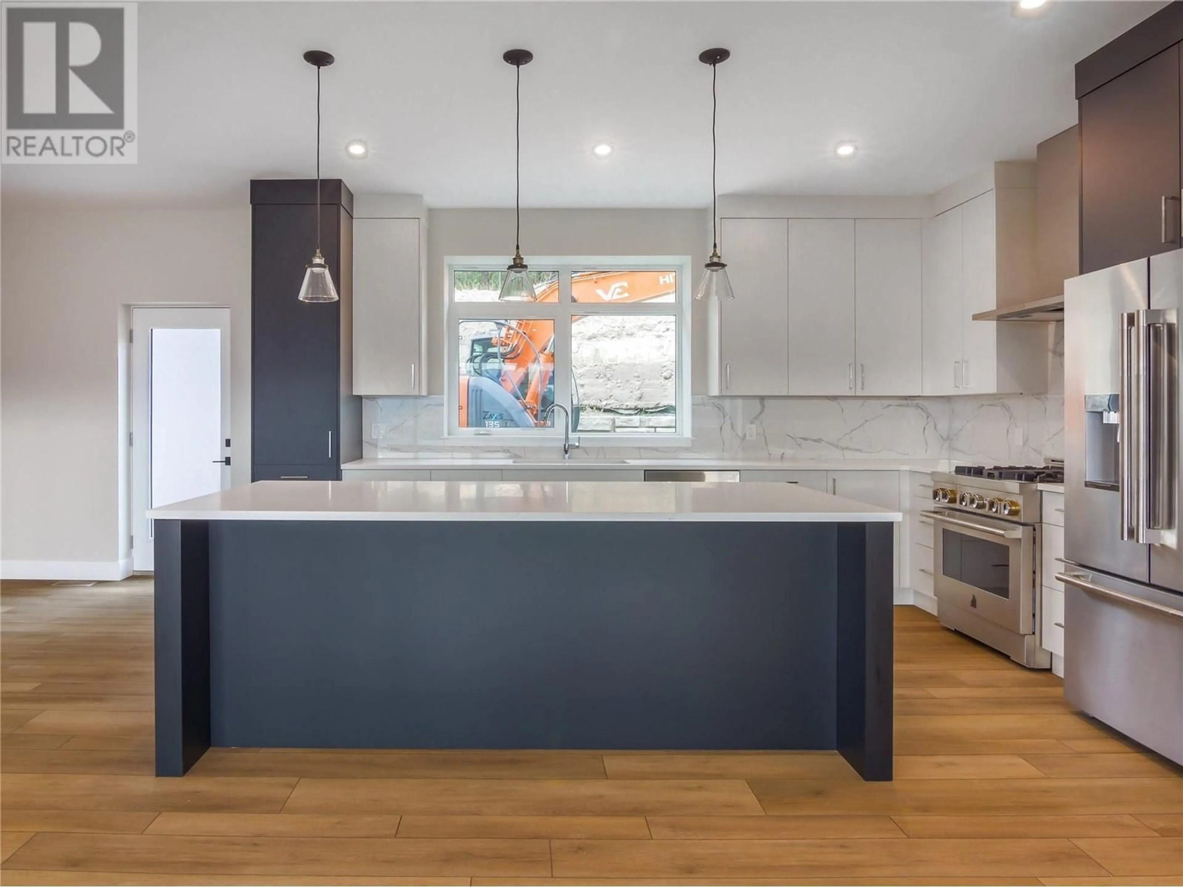 Contemporary kitchen, unknown for 2752 HAWTHORN DRIVE, Penticton British Columbia V2A0C2