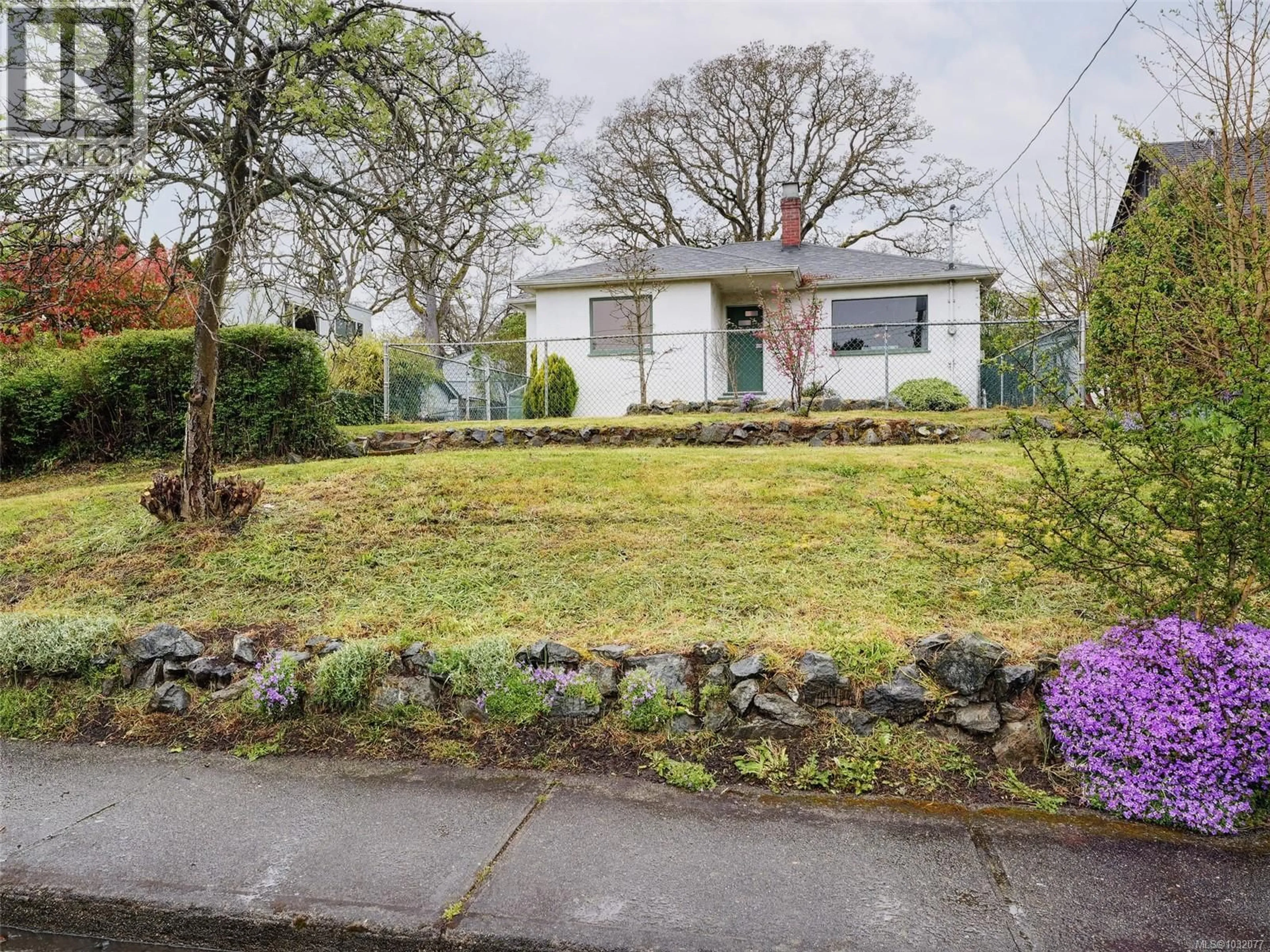 A pic from outside/outdoor area/front of a property/back of a property/a pic from drone, street for 2522 VANCOUVER STREET, Victoria British Columbia V8T4A7