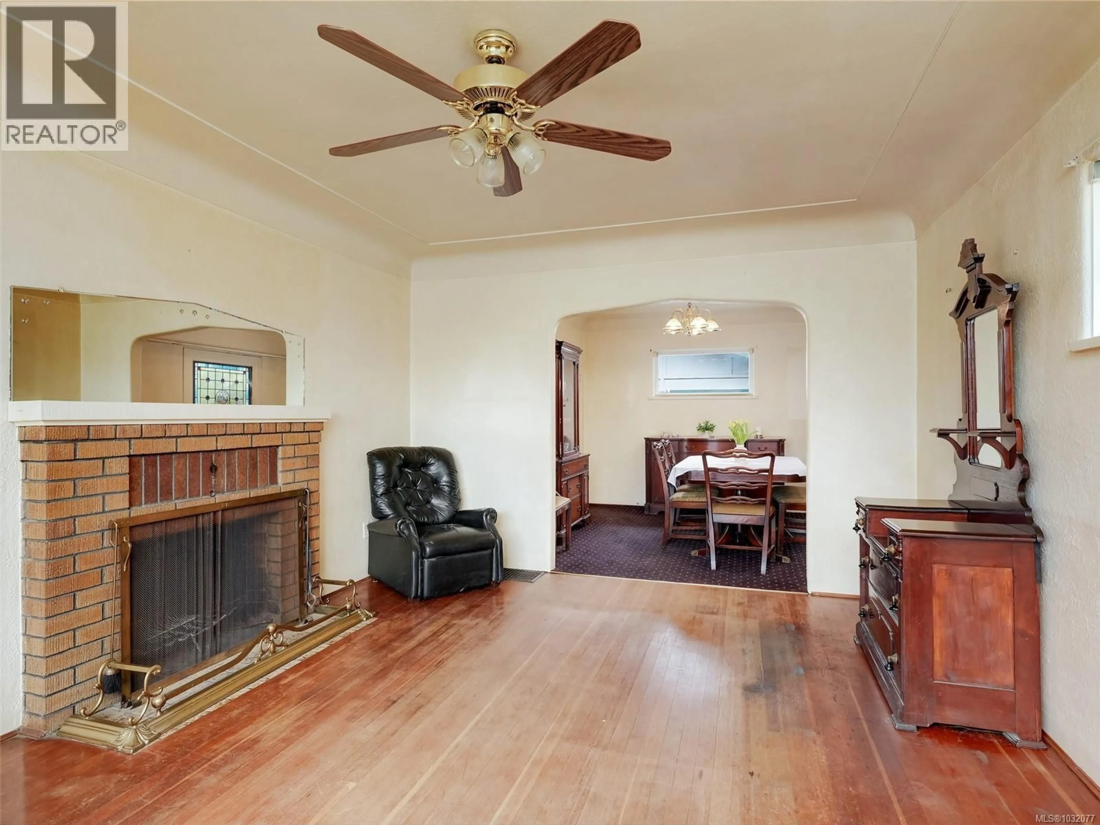 Living room with furniture, unknown for 2522 VANCOUVER STREET, Victoria British Columbia V8T4A7