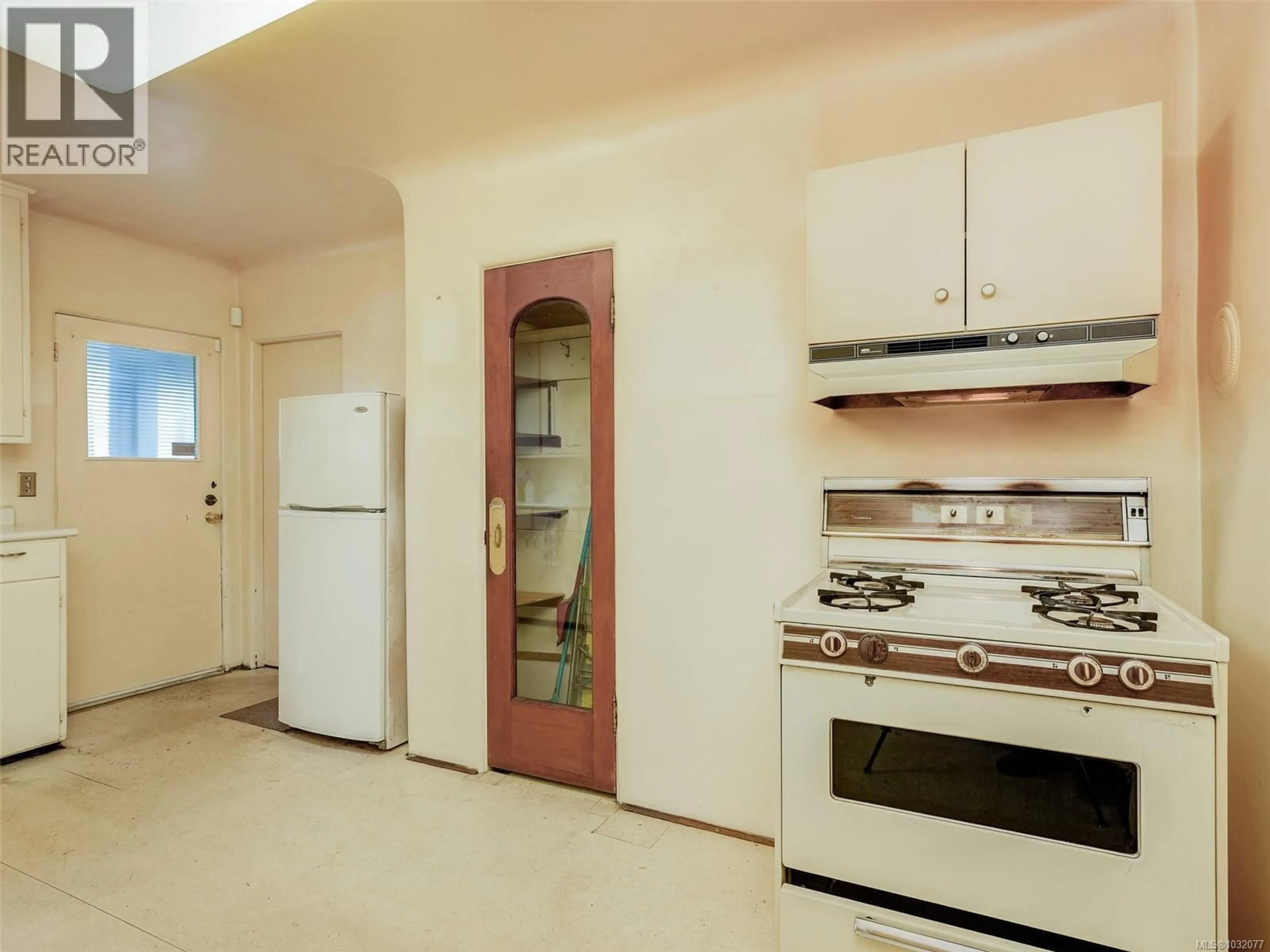 Standard kitchen, ceramic/tile floor for 2522 VANCOUVER STREET, Victoria British Columbia V8T4A7