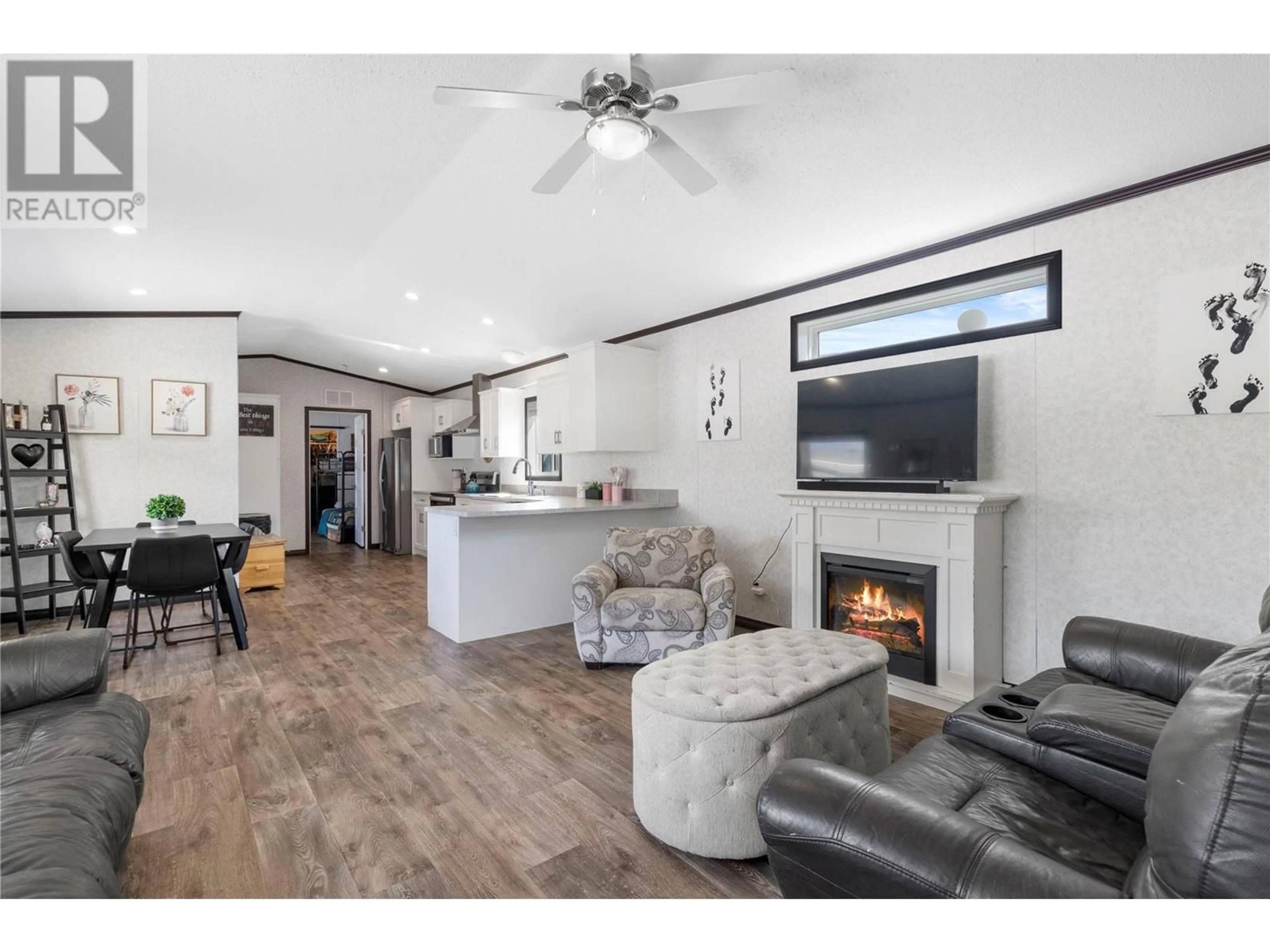 Living room, wood floors for 1705 Hillier Road E Unit# 2, Sicamous British Columbia V0E2V4