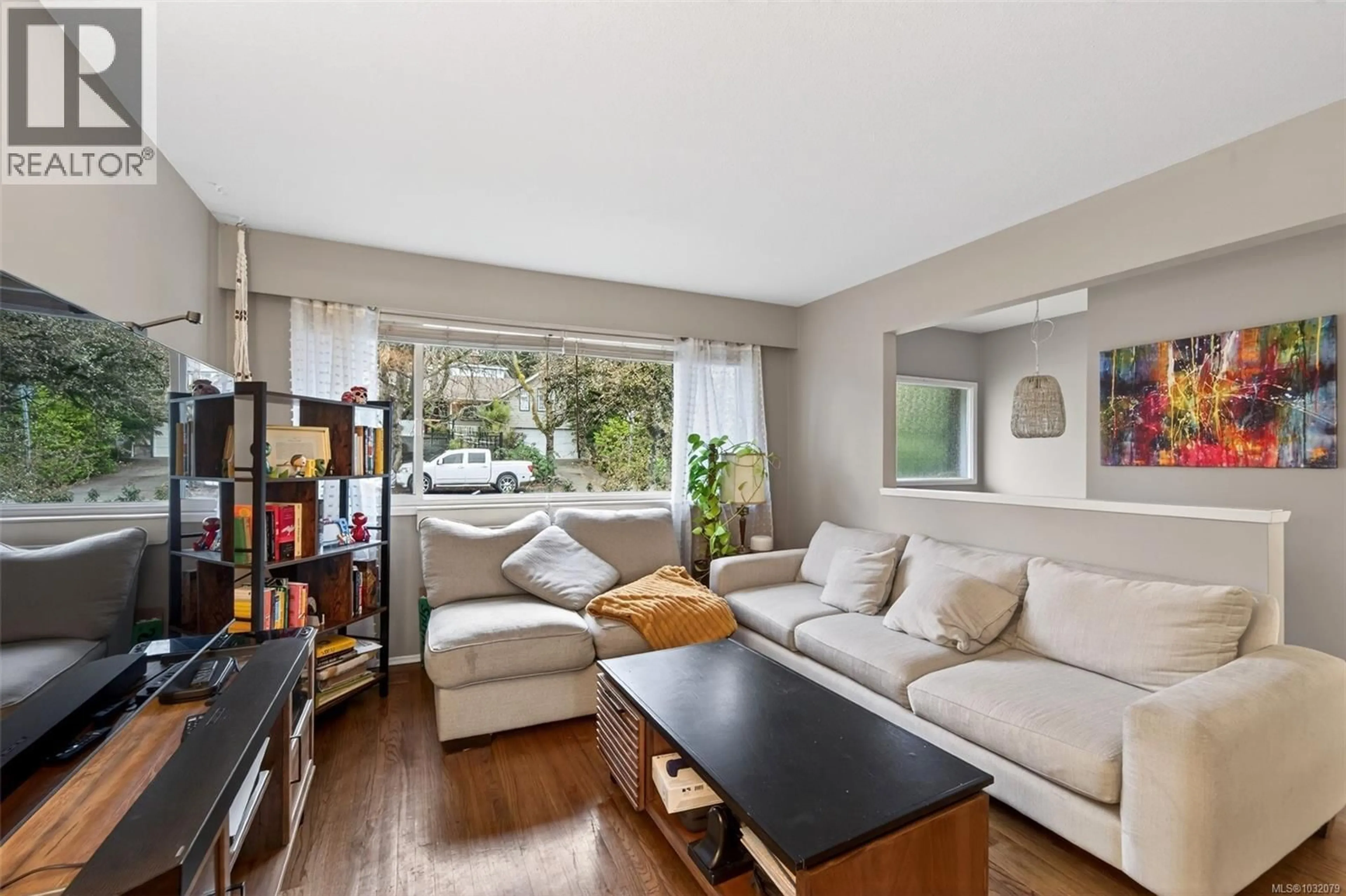 Living room with furniture, wood/laminate floor for 3905 GRANGE ROAD, Saanich British Columbia V8Z4T6