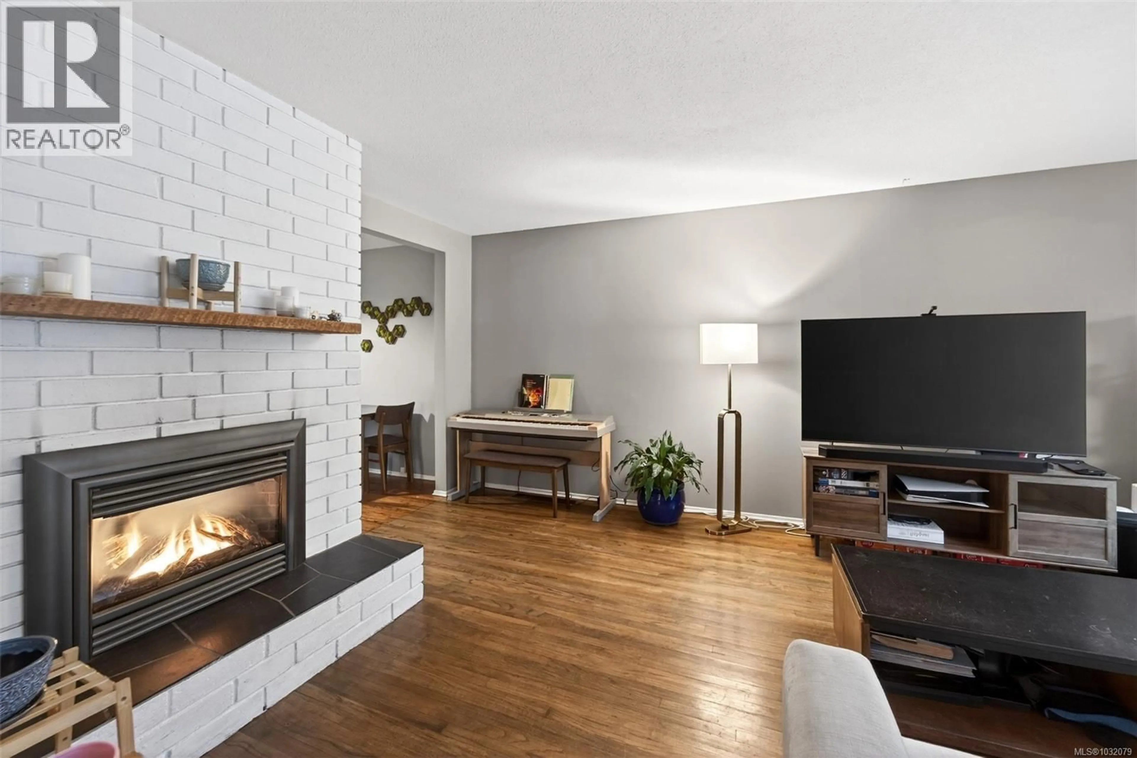 Living room with furniture, unknown for 3905 GRANGE ROAD, Saanich British Columbia V8Z4T6