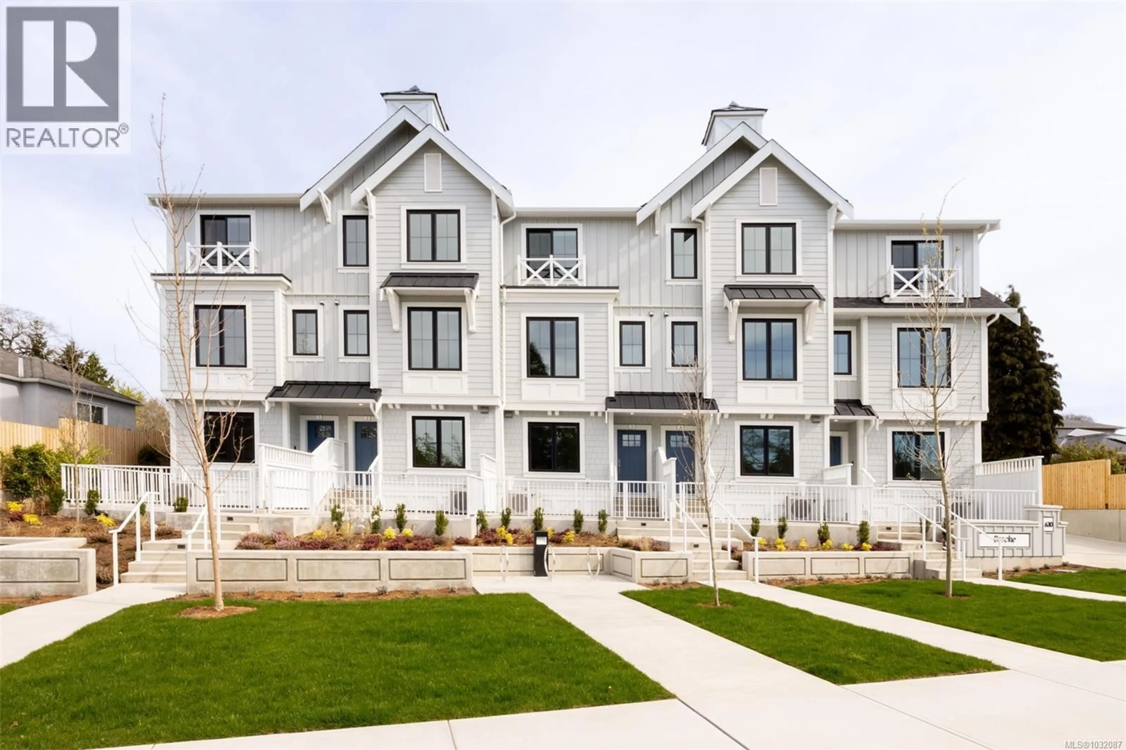 Home with vinyl exterior material, street for TH4 - 630 GORGE ROAD WEST, Saanich British Columbia V9A1N5