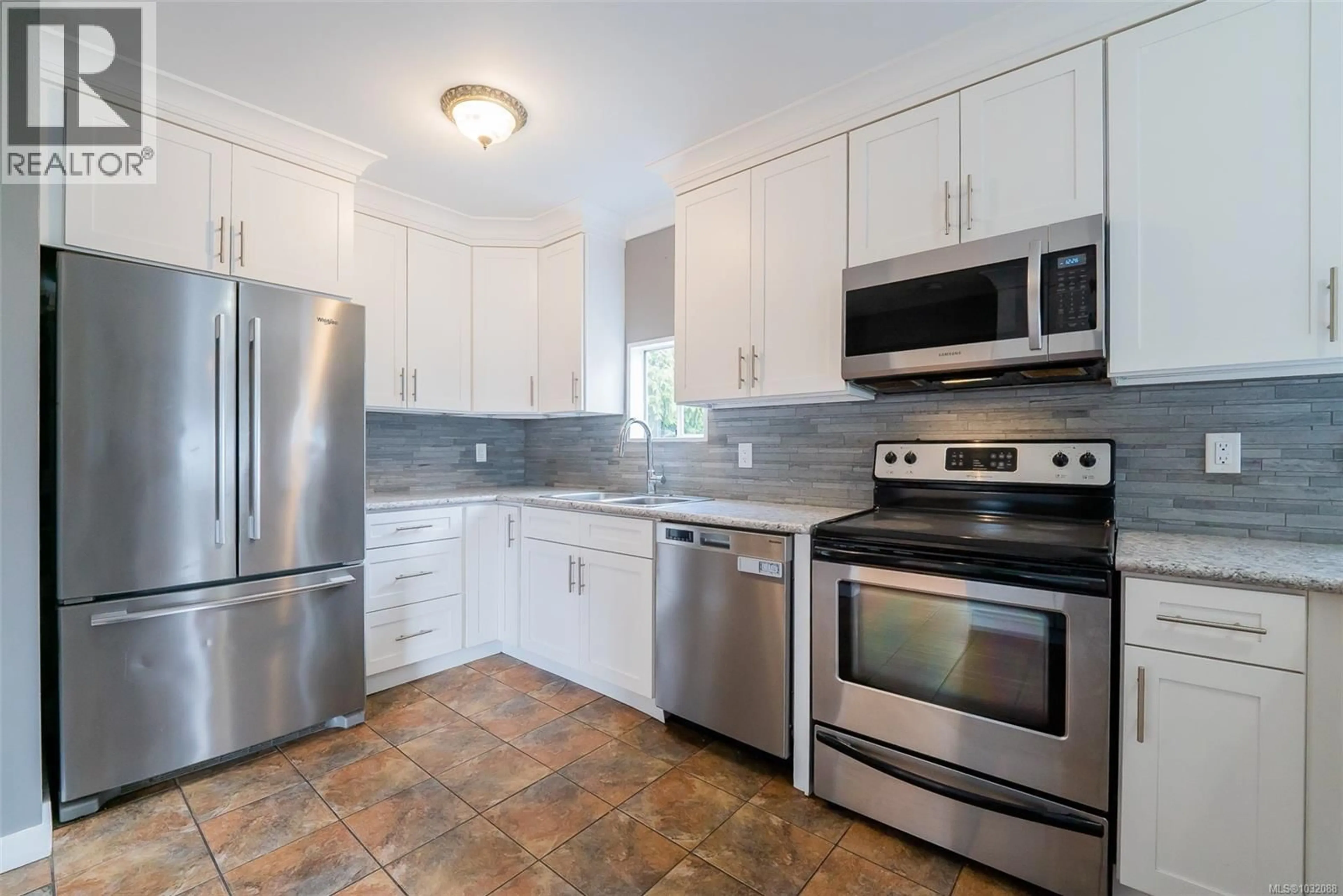 Standard kitchen, ceramic/tile floor for 100 ASHLAR AVENUE, Nanaimo British Columbia V9R3P4