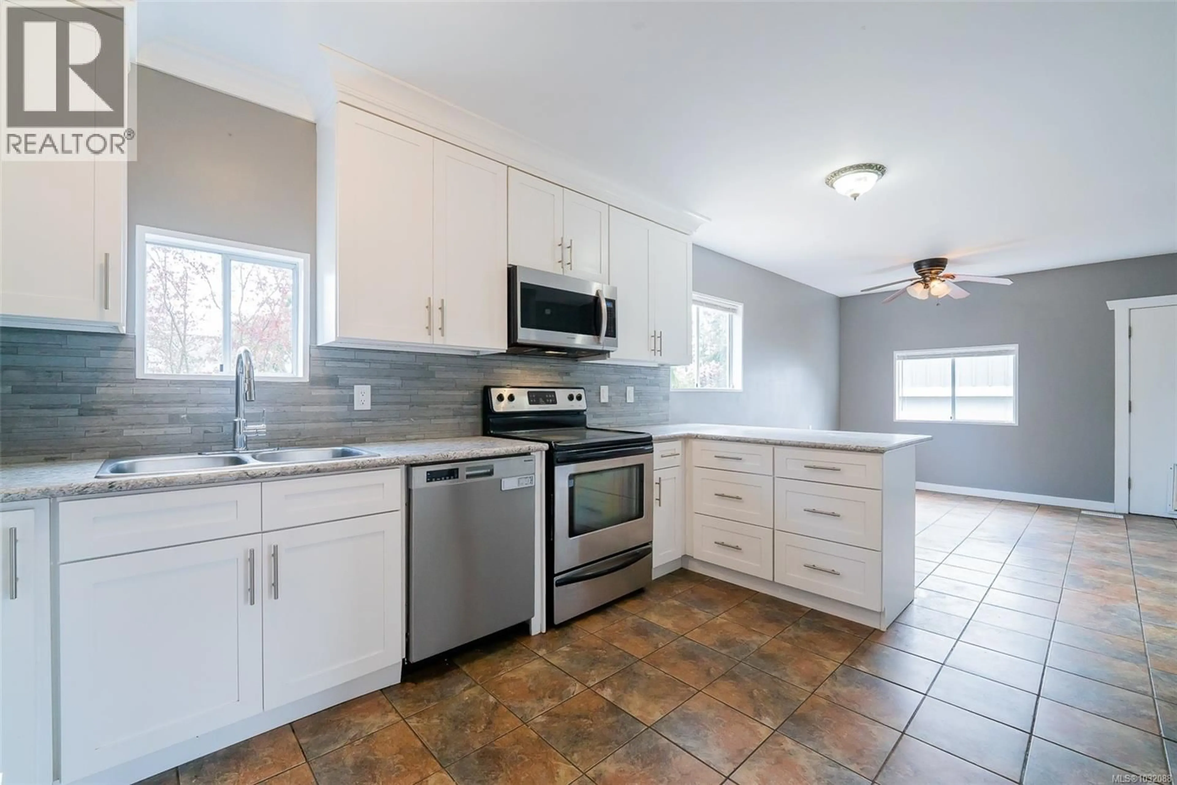 Standard kitchen, ceramic/tile floor for 100 ASHLAR AVENUE, Nanaimo British Columbia V9R3P4