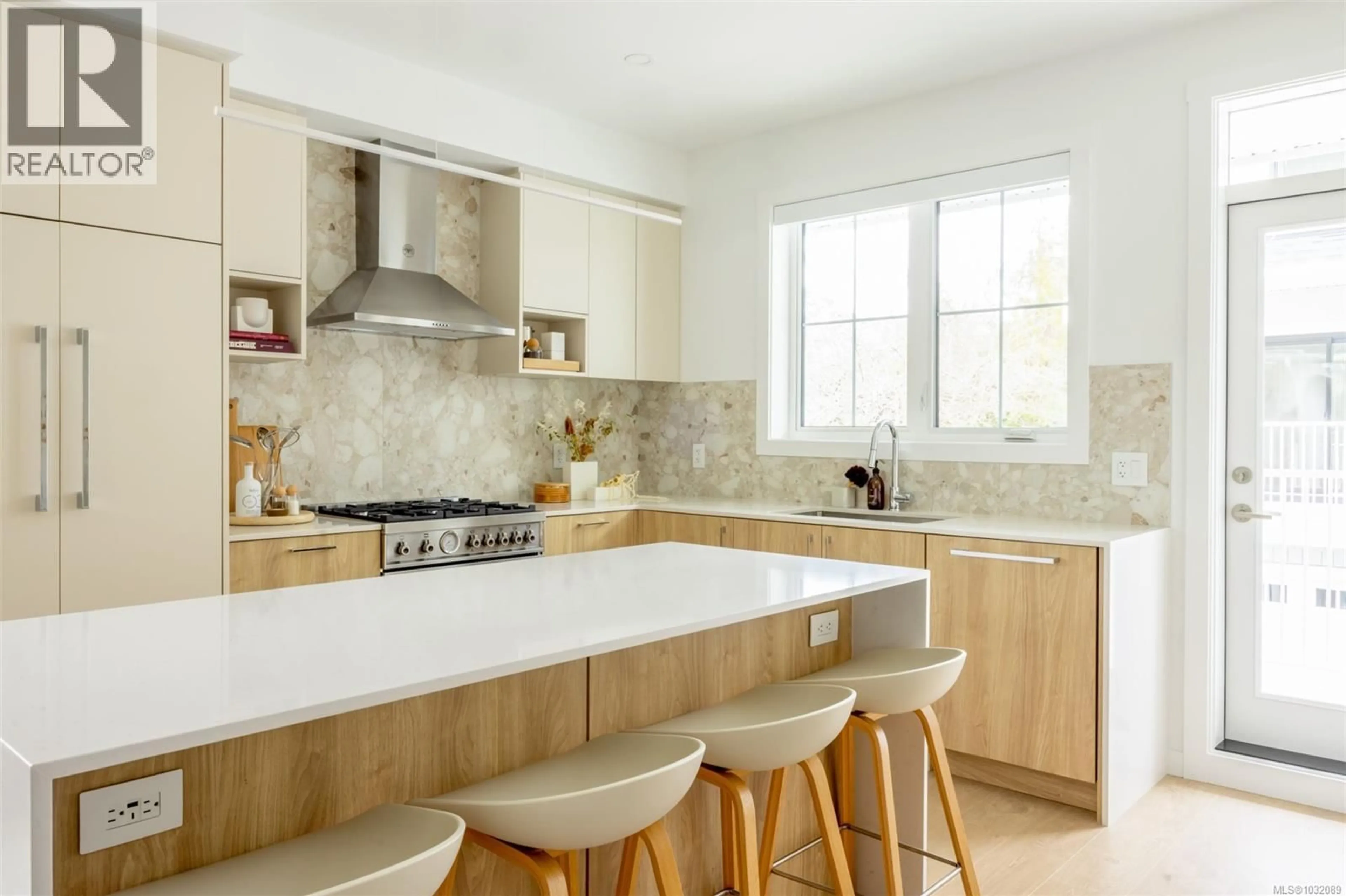 Contemporary kitchen, ceramic/tile floor for TH18 - 630 GORGE ROAD WEST, Saanich British Columbia V9A1N5