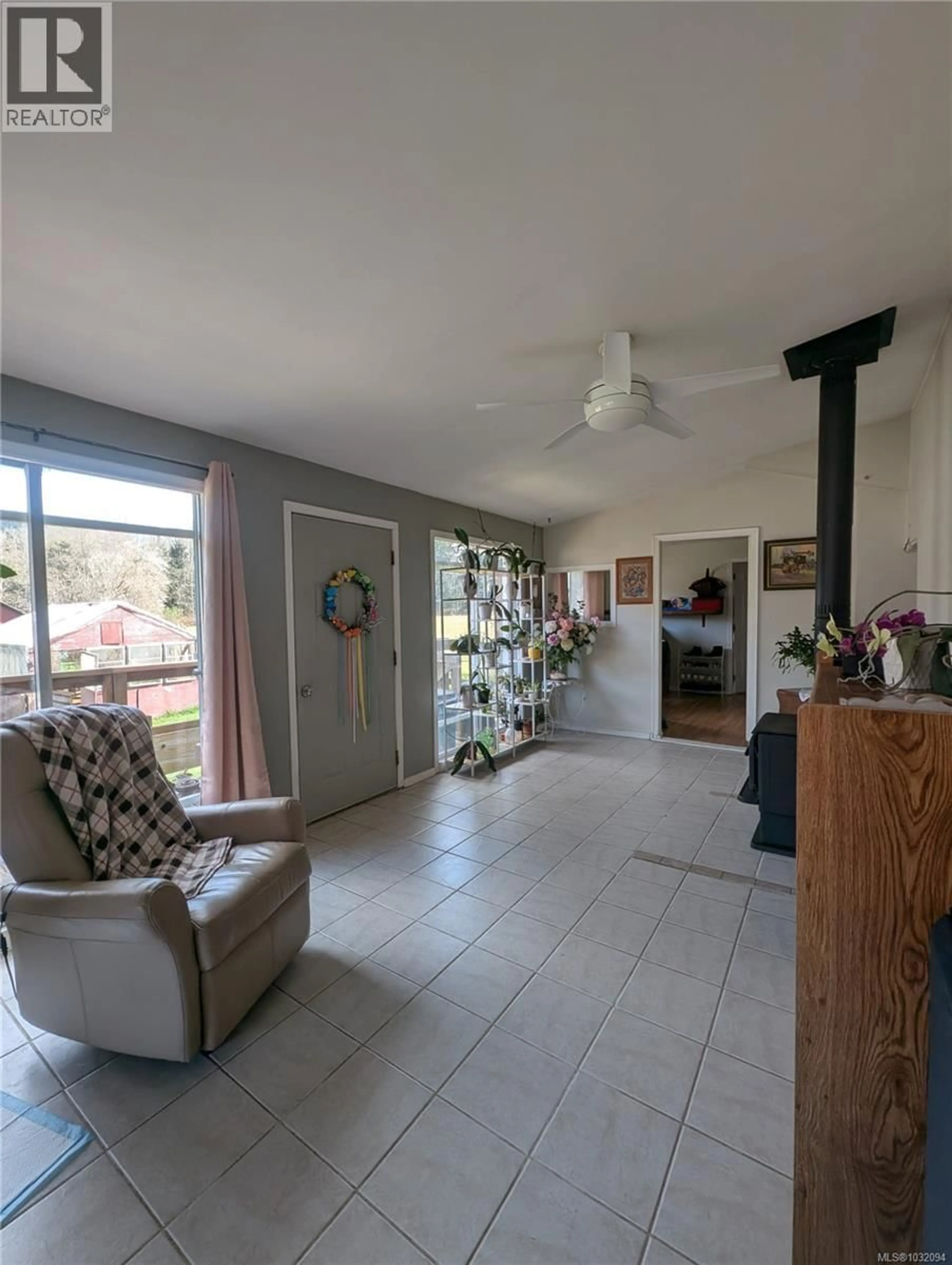 Indoor foyer for 1430 PHYE PLACE, Sayward British Columbia V0N1R0