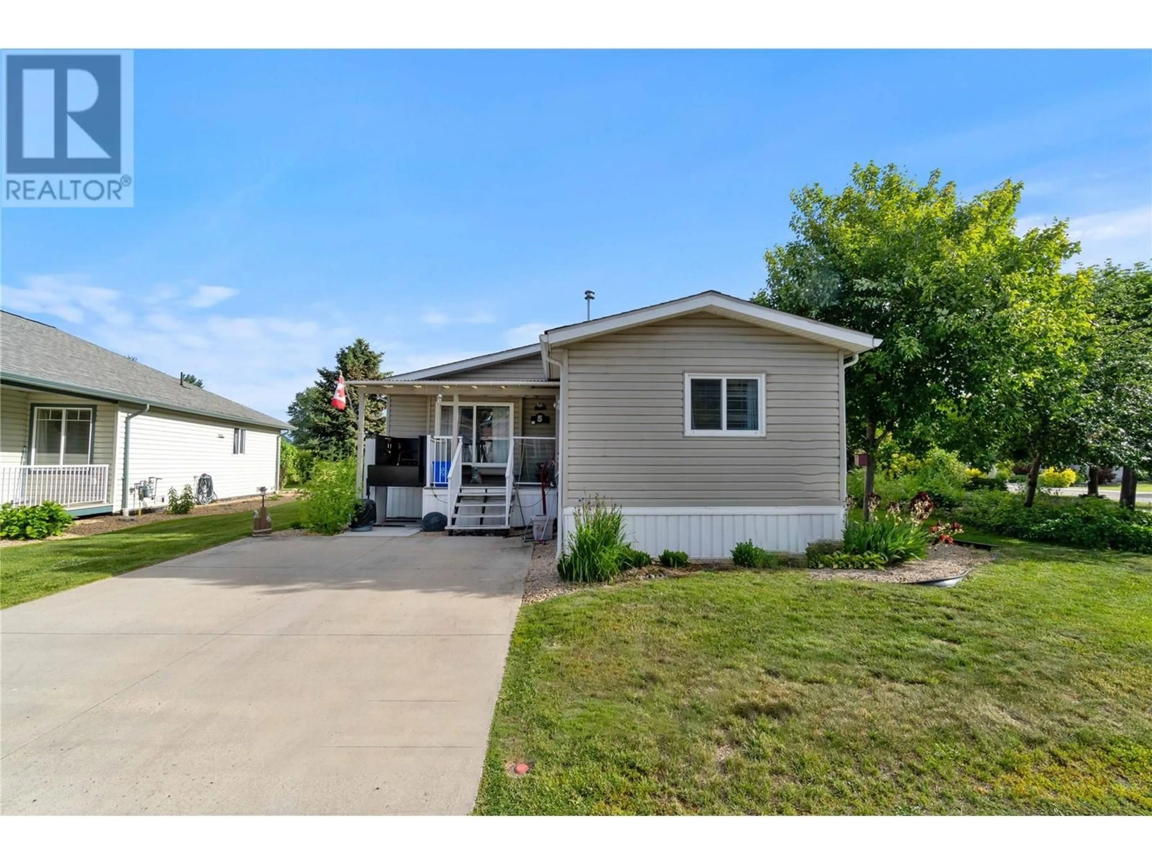 Home with vinyl exterior material, street for 5 - 601 BEATTY AVENUE NORTHWEST, Salmon Arm British Columbia V1E3J6