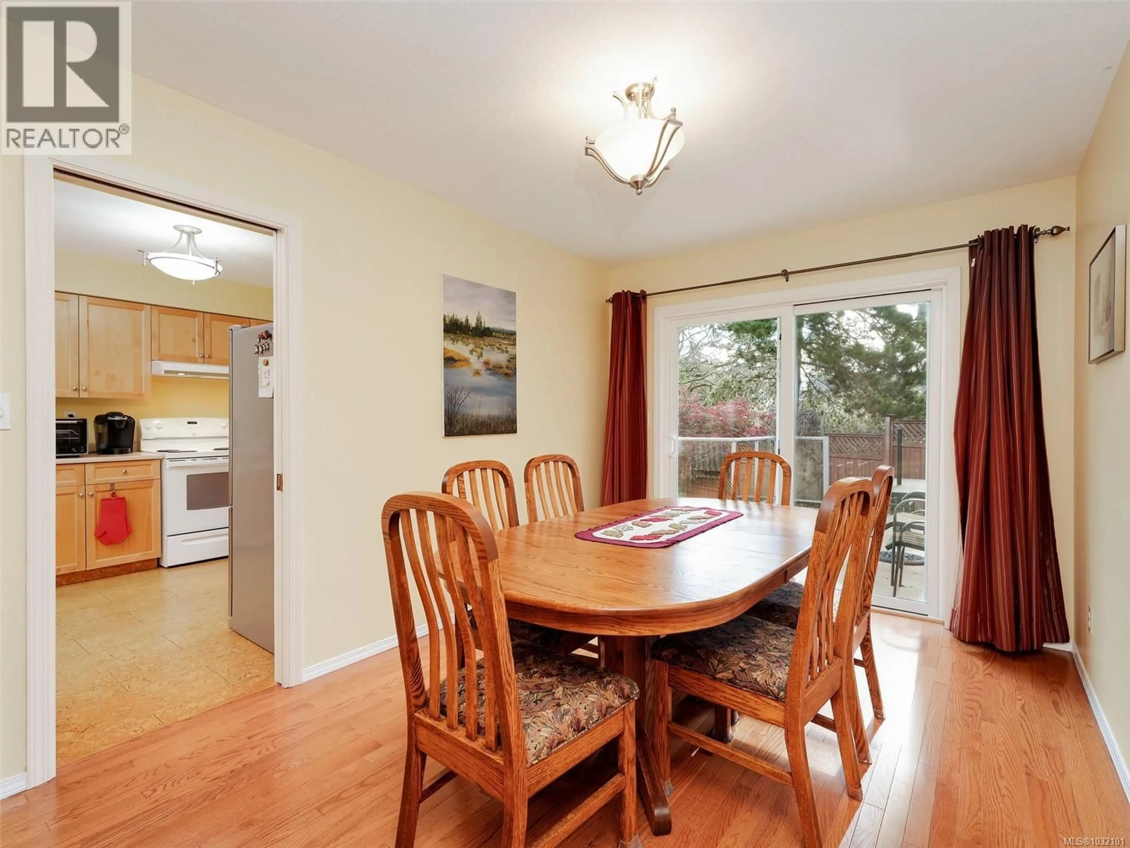 Dining room, wood/laminate floor for 4007 HOLLYRIDGE PLACE, Saanich British Columbia V8N5Z8