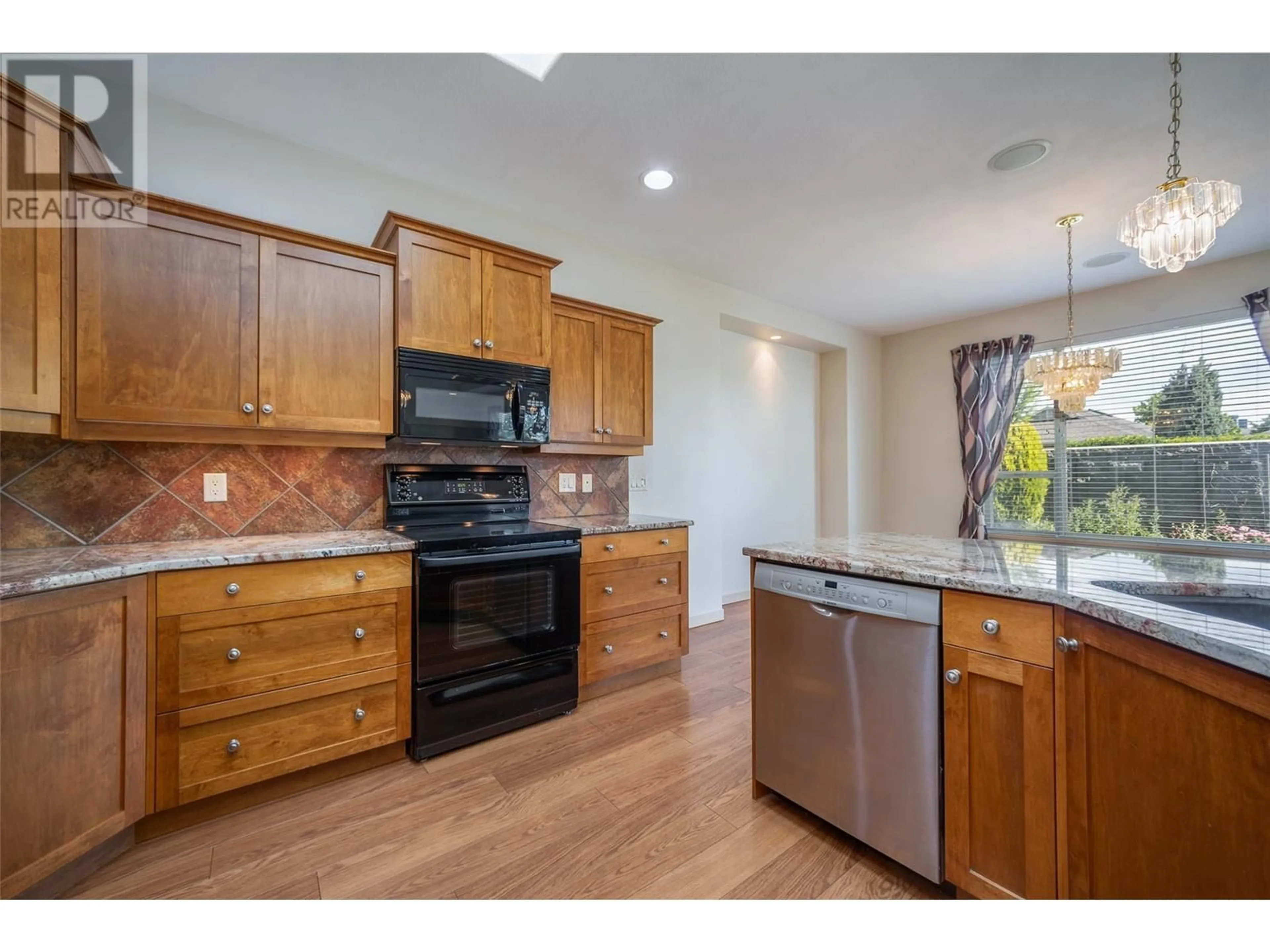 Open concept kitchen for 2365 Stillingfleet Road Unit# 75, Kelowna British Columbia V1W4X5