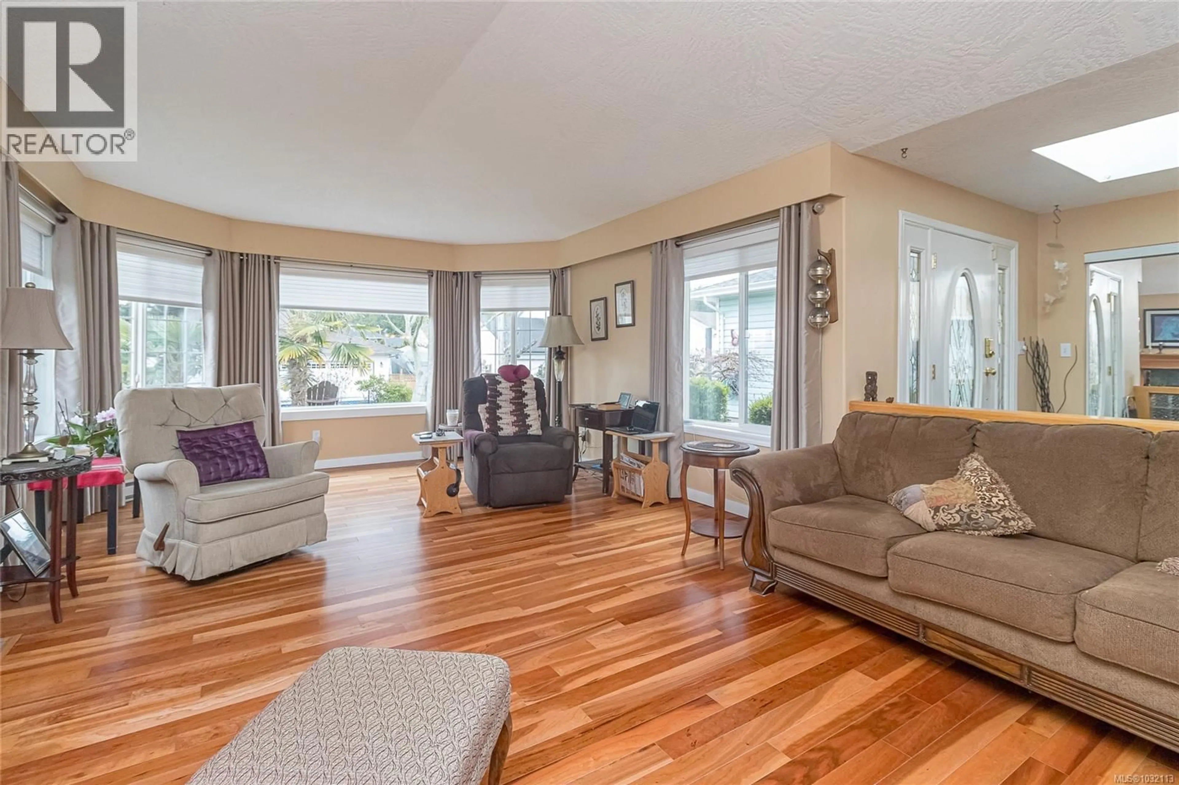 Living room with furniture, wood/laminate floor for 8008 GLENHURST DRIVE NORTH, Crofton British Columbia V0R1R0