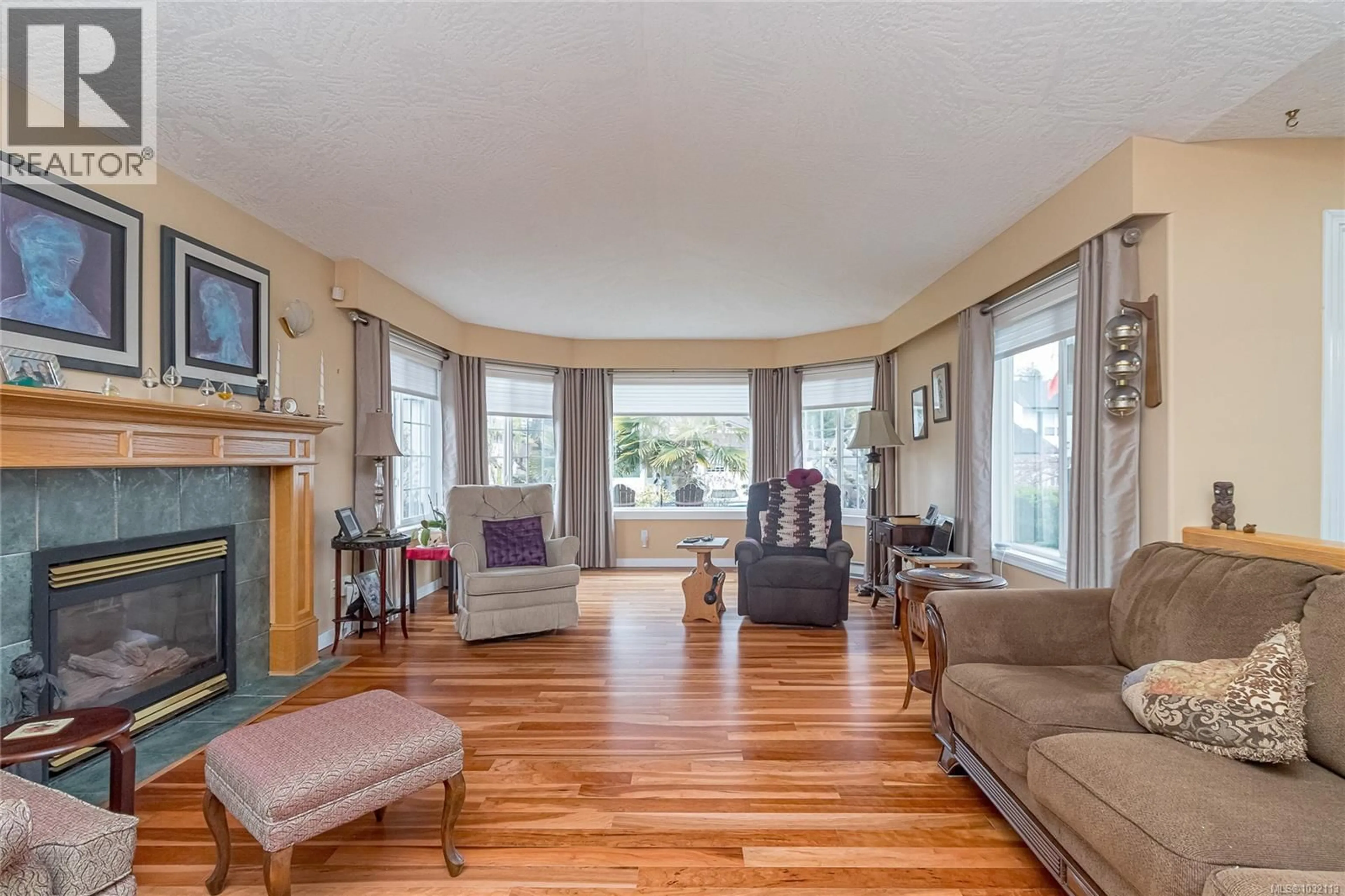 Living room with furniture, wood/laminate floor for 8008 GLENHURST DRIVE NORTH, Crofton British Columbia V0R1R0