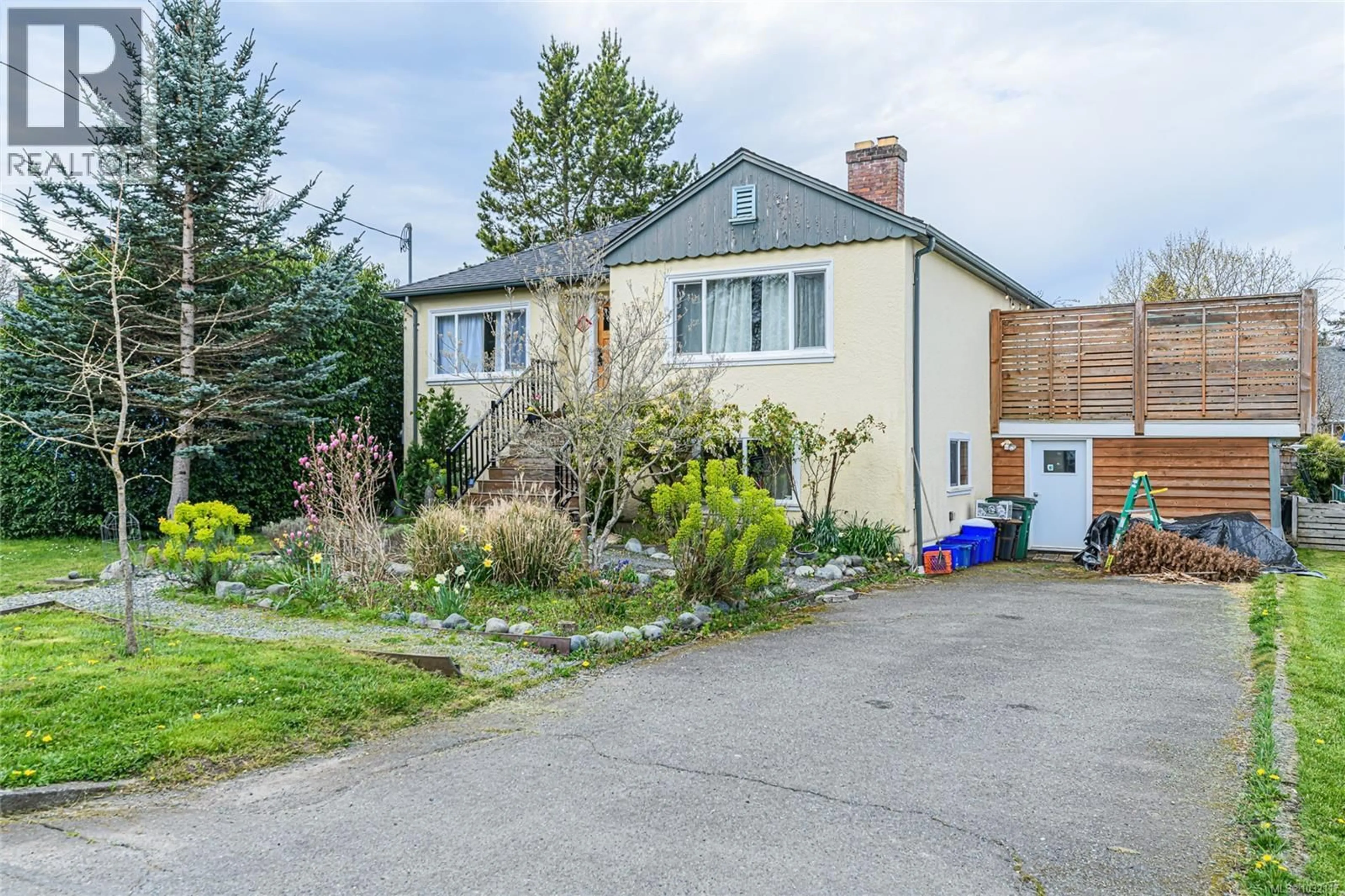 A pic from outside/outdoor area/front of a property/back of a property/a pic from drone, street for 3938 WINTON STREET, Saanich British Columbia V8P3L3