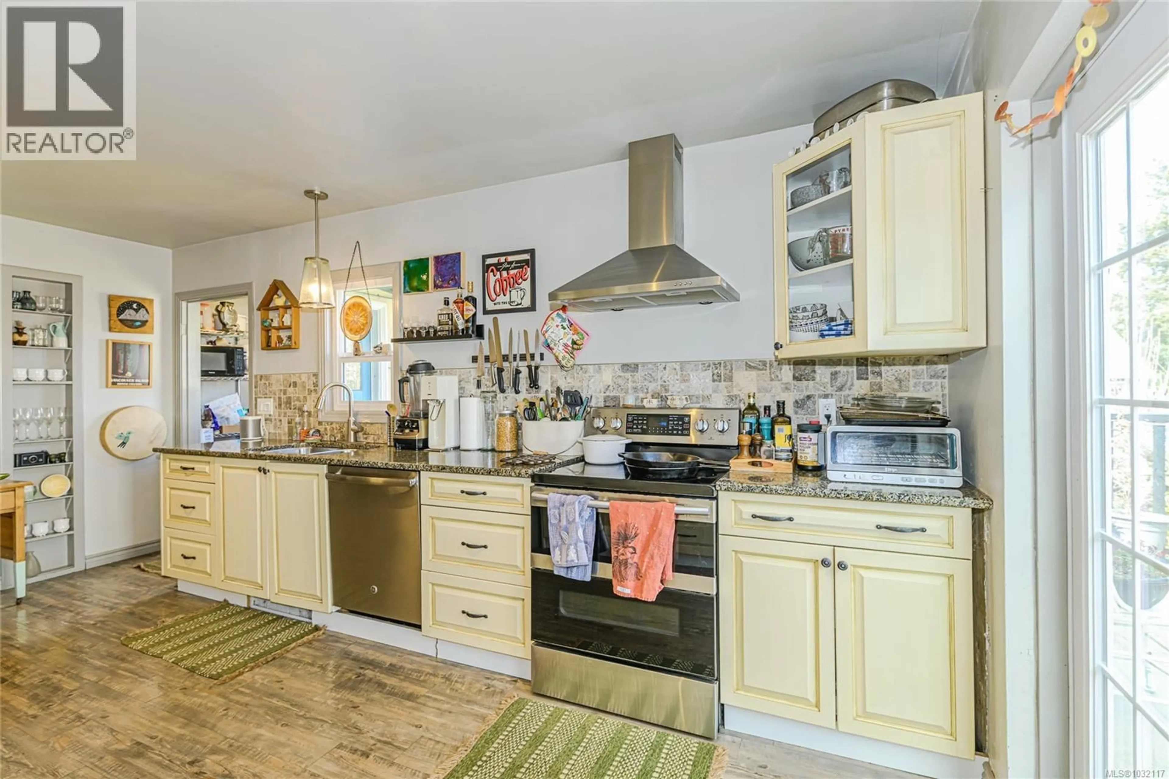 Open concept kitchen, unknown for 3938 WINTON STREET, Saanich British Columbia V8P3L3