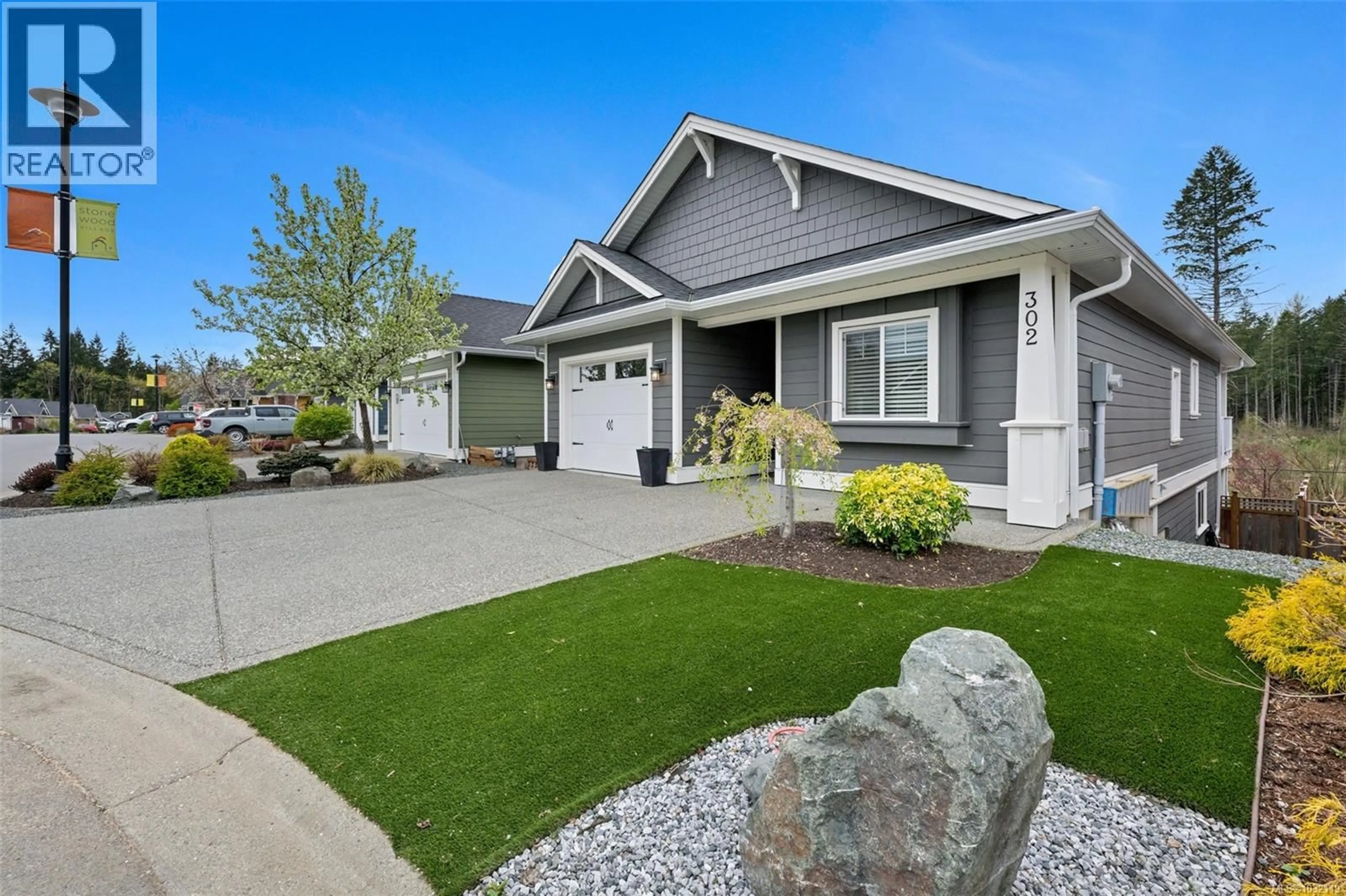 Home with vinyl exterior material, street for 302 EDGEWOOD CRESCENT, Duncan British Columbia V9L0G6