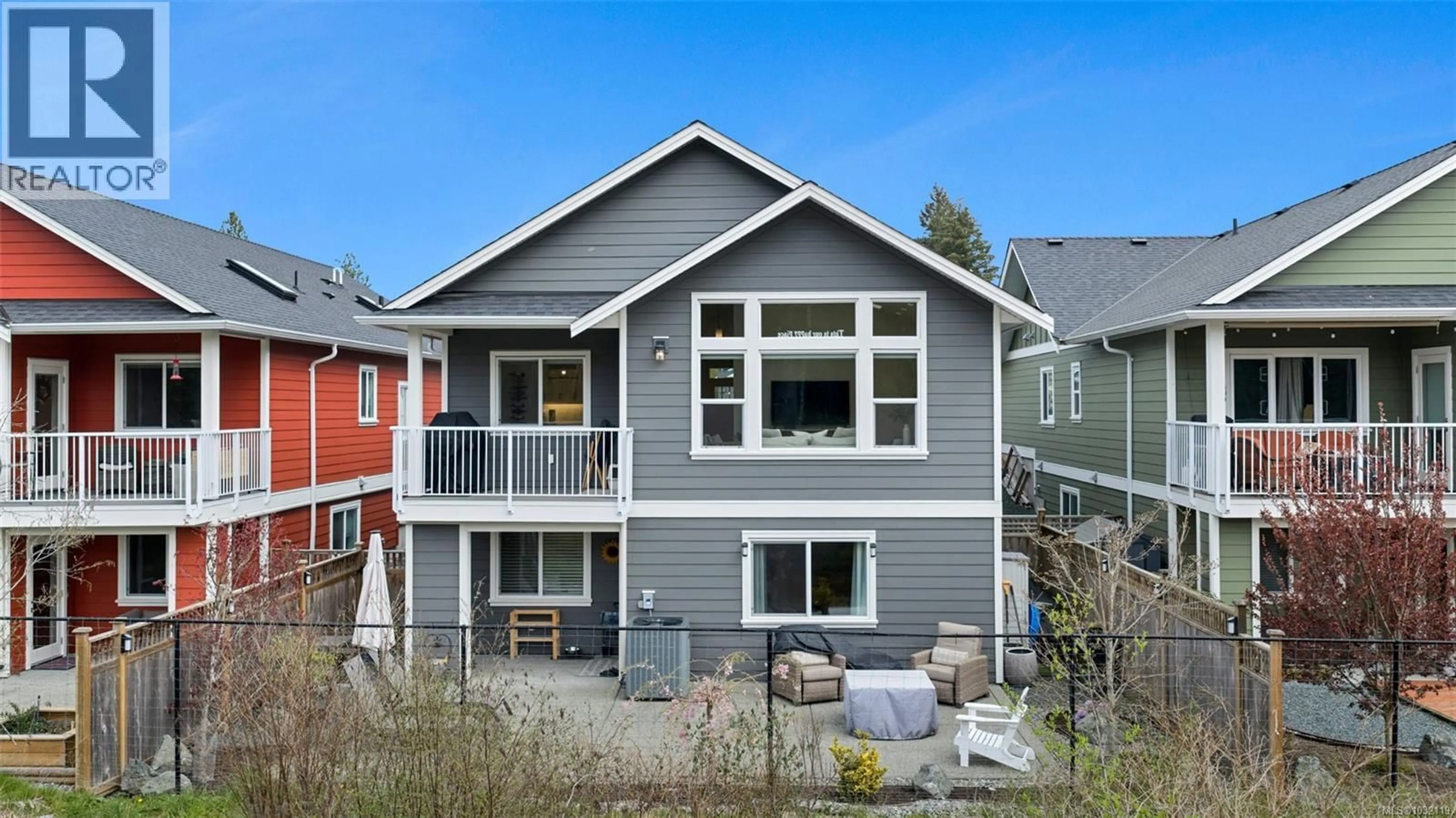 Home with vinyl exterior material, street for 302 EDGEWOOD CRESCENT, Duncan British Columbia V9L0G6