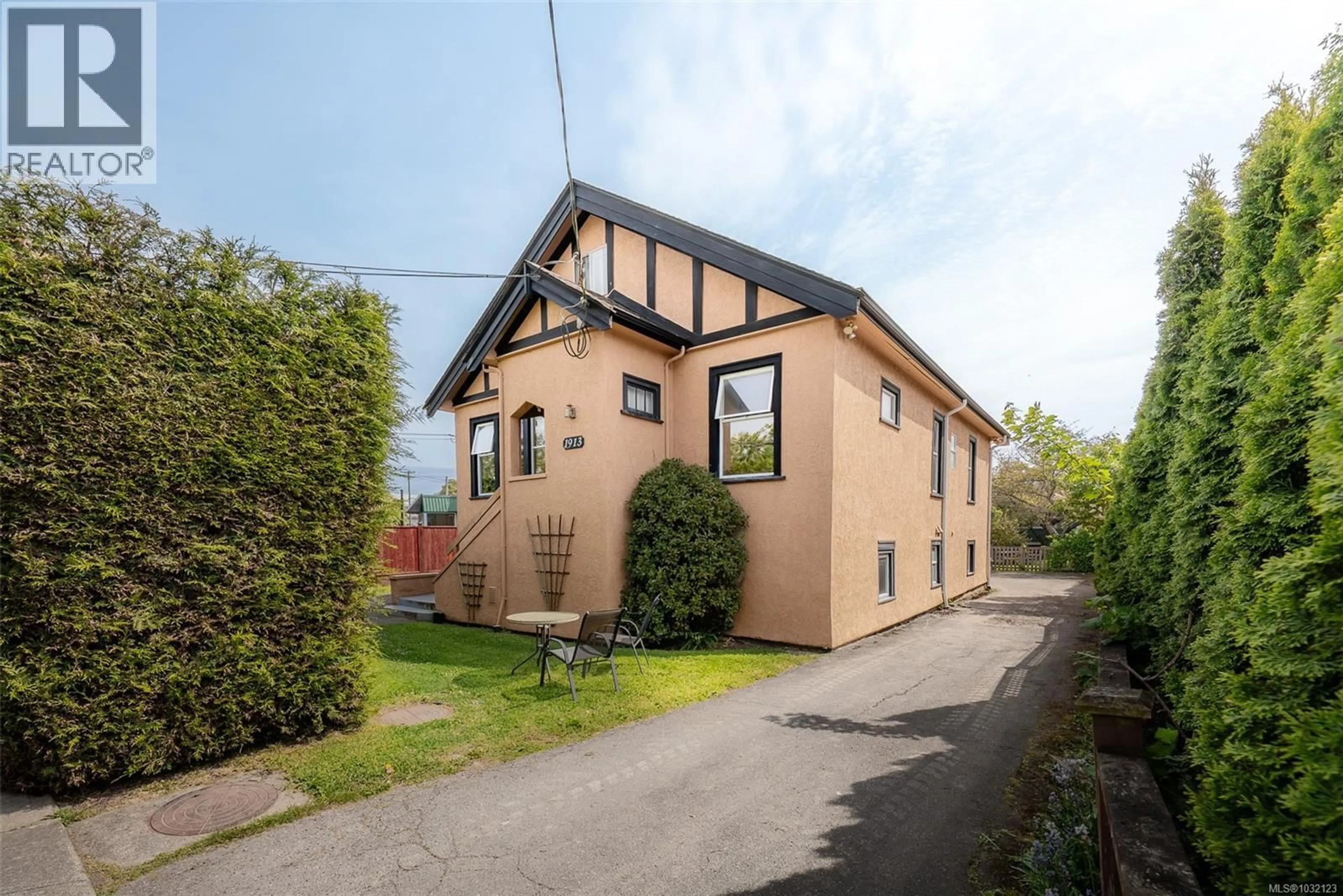 Unknown for 1913 DUCHESS STREET, Victoria British Columbia V8R4W2