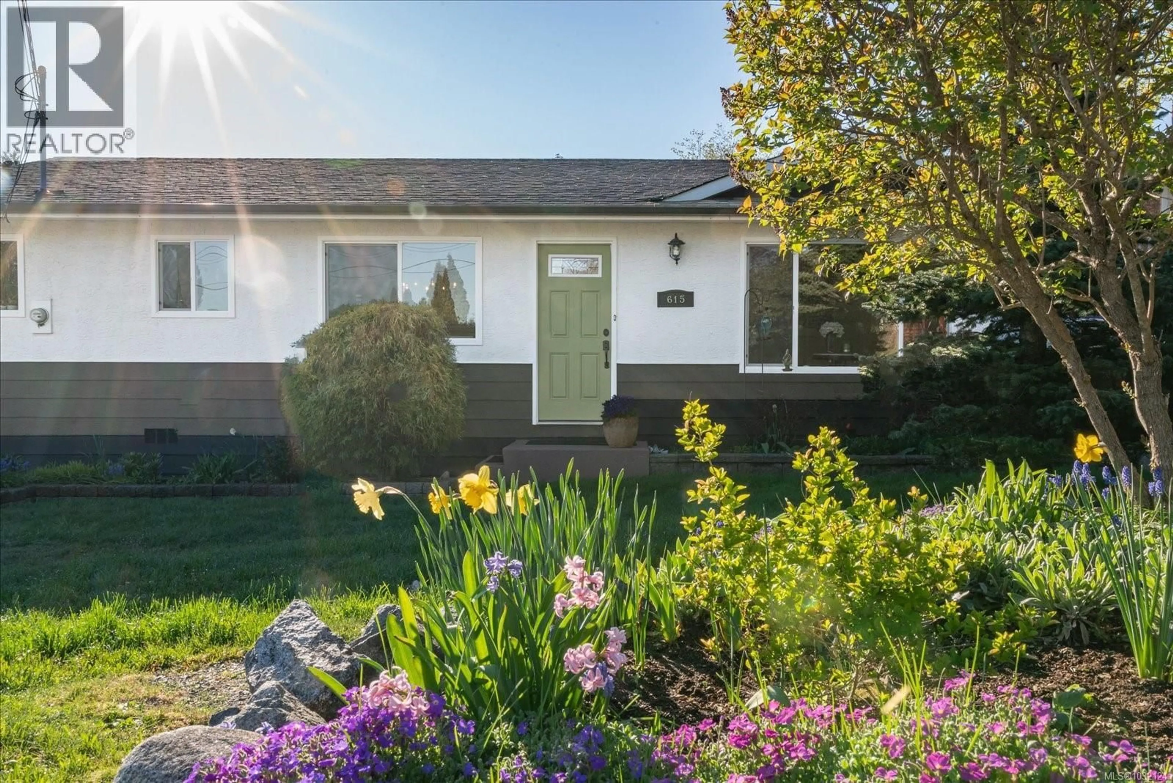 Home with vinyl exterior material, street for 615 NASH PLACE, Ladysmith British Columbia V9G1P2