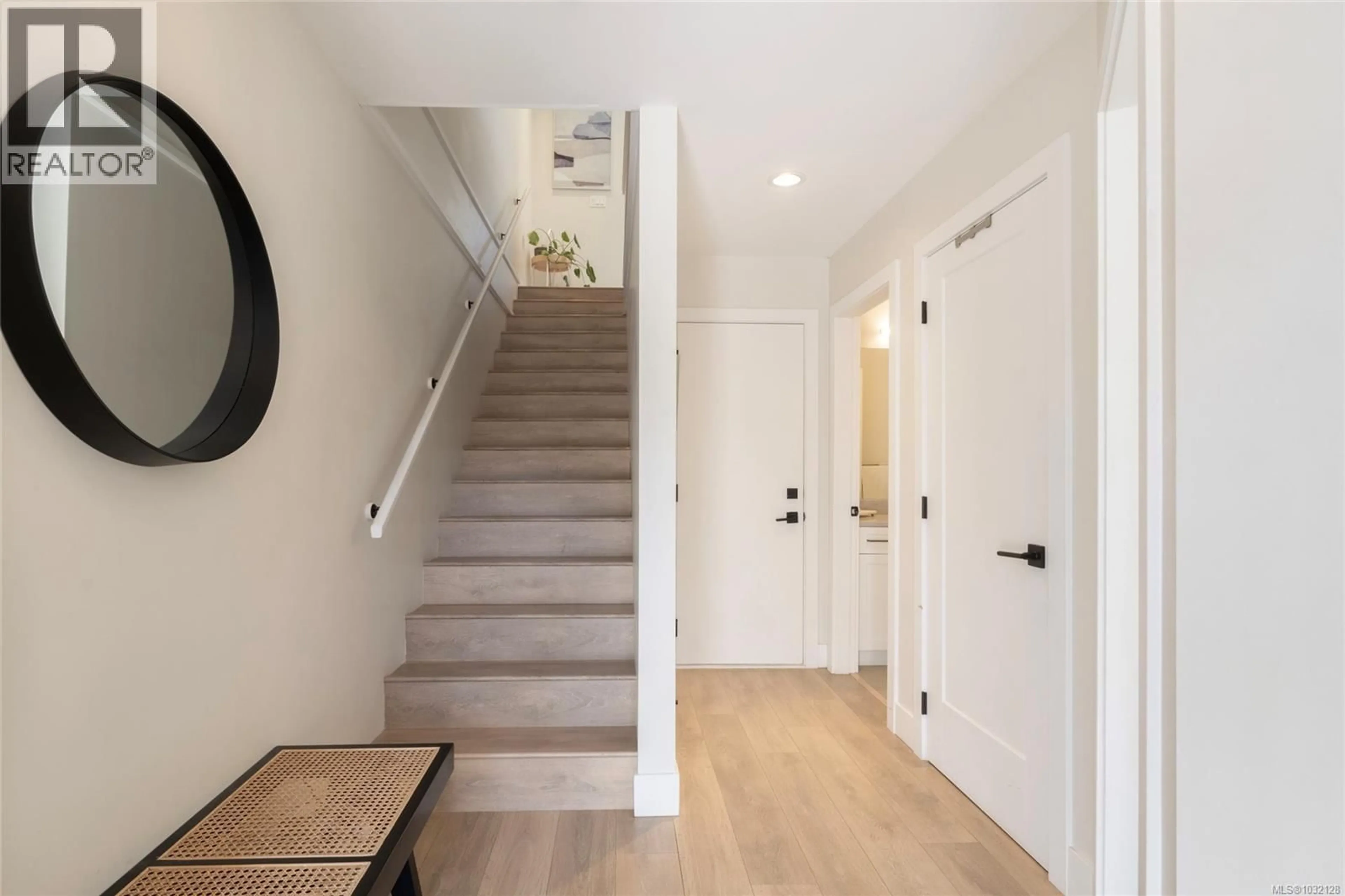 Indoor entryway for 11 - 1810 KINGS ROAD, Saanich British Columbia V8R2P3