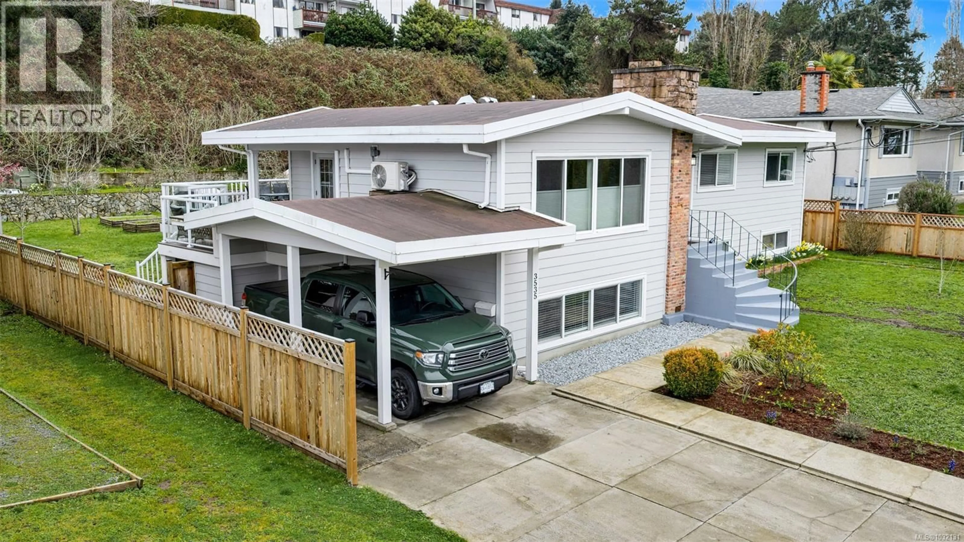 A pic from outside/outdoor area/front of a property/back of a property/a pic from drone, street for 3535 RICHMOND ROAD, Saanich British Columbia V8P4P9