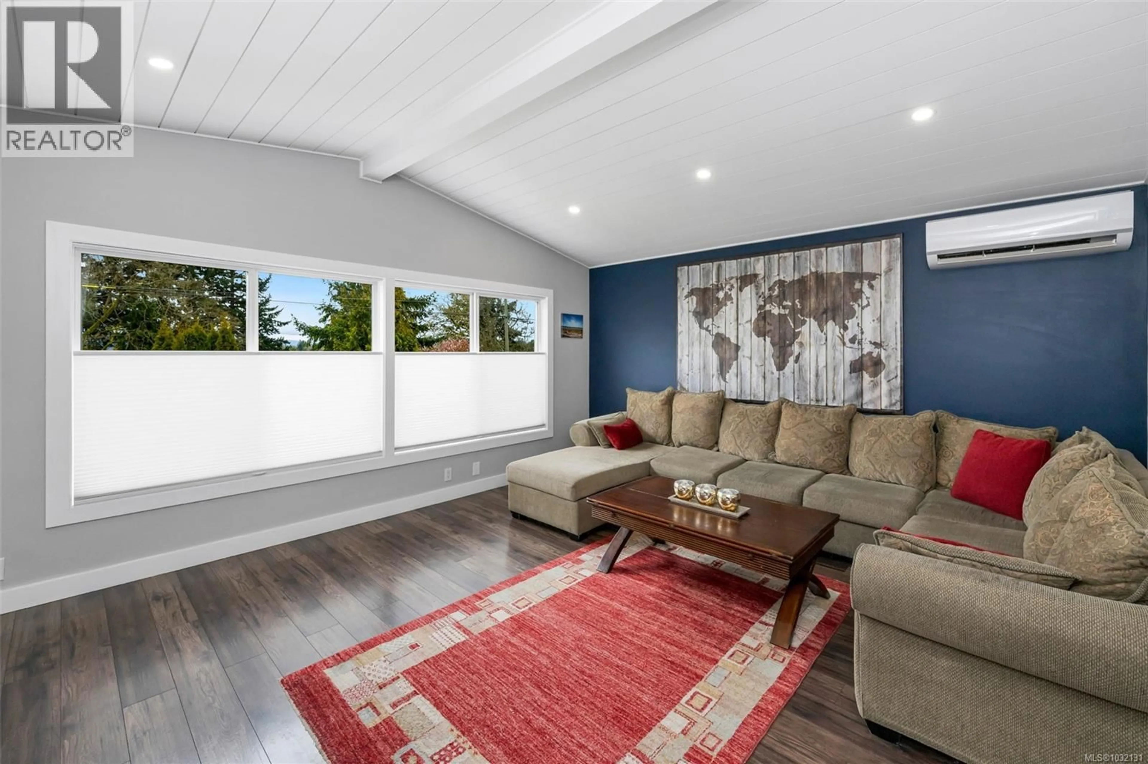 Living room with furniture, unknown for 3535 RICHMOND ROAD, Saanich British Columbia V8P4P9