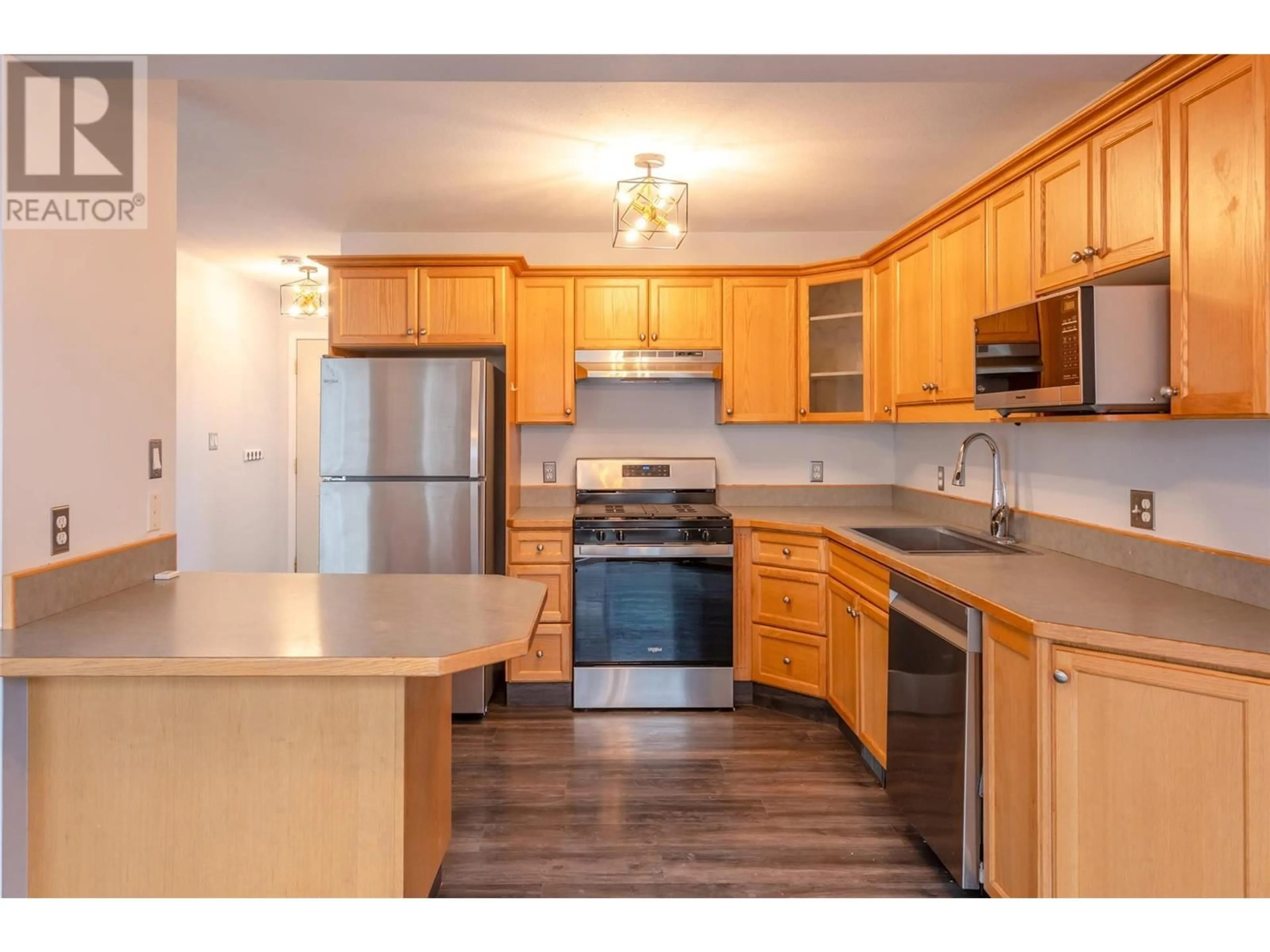 Standard kitchen, wood floors for 3462 SOUTH MAIN Street Unit# 10, Penticton British Columbia V2A5J6