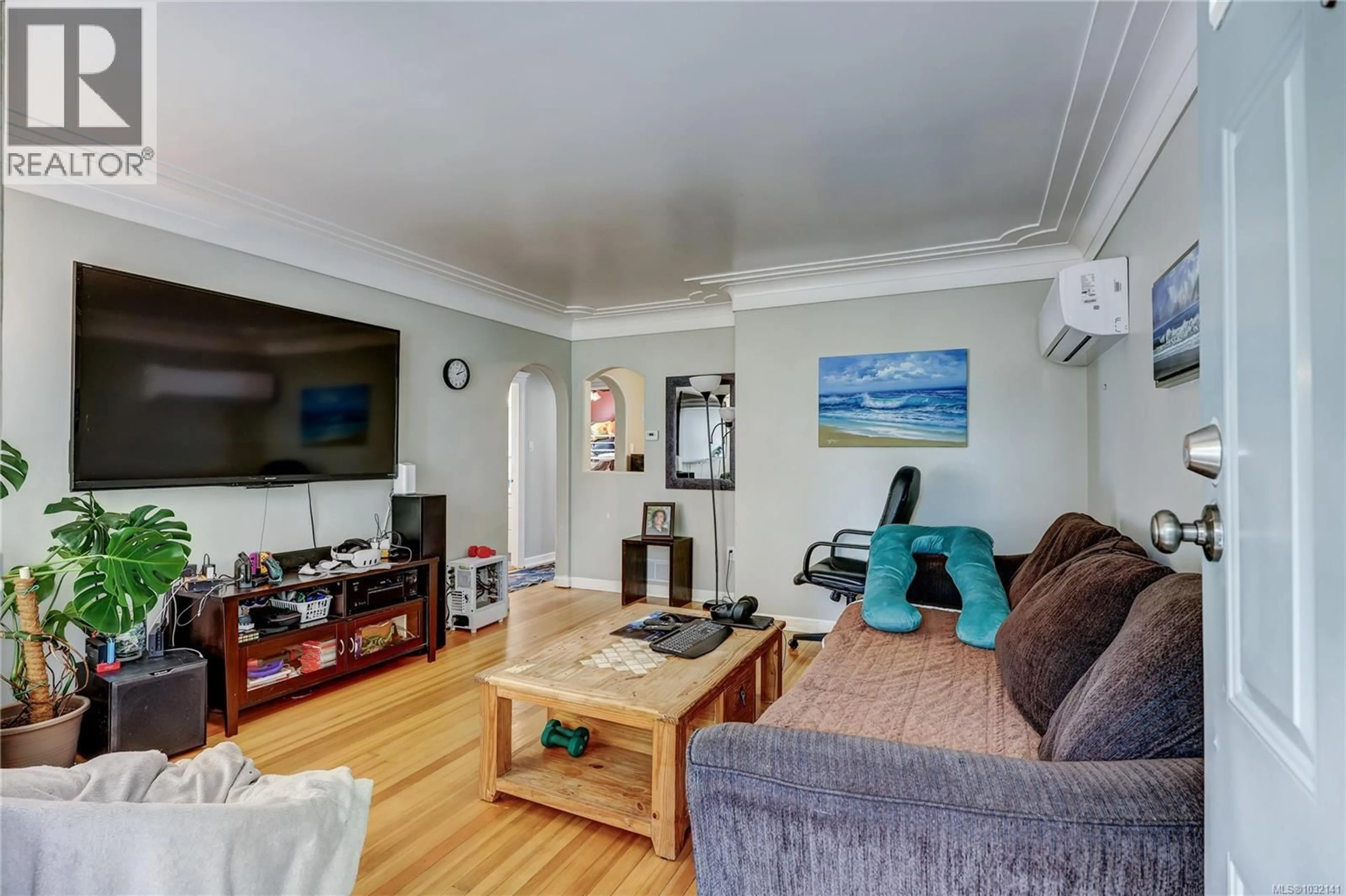 Living room with furniture, wood/laminate floor for 3531 12TH AVENUE, Port Alberni British Columbia V9Y4Z9